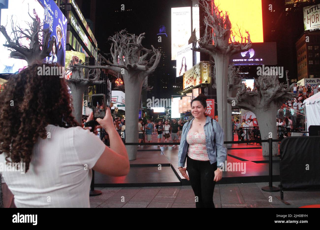13 luglio 2022, New York, USA: (NUOVO) sette alberi di gomma svedese del primo progetto di arte pubblica di Charles GainesÃ¢â‚¬â„¢a Times Square. 13 luglio 2022, New York, USA: Il manifesto americano è il primo progetto di arte pubblica di Charles GainesÃ¢â‚¬â„¢che si dispiega in tre parti nel corso di due anni attraverso tre siti Ã¢â‚¬' Times Square, Governors Island, e le rive del fiume Ohio a Cincinnati. Caratterizzato da opere scultoree di grandi dimensioni e performance, il manifesto americano racconta la complicata storia di oltre 400 anni di insediamento degli Stati Uniti, concentrandosi sulle fondamenta del countryÃ¢â‚¬â„¢ Foto Stock