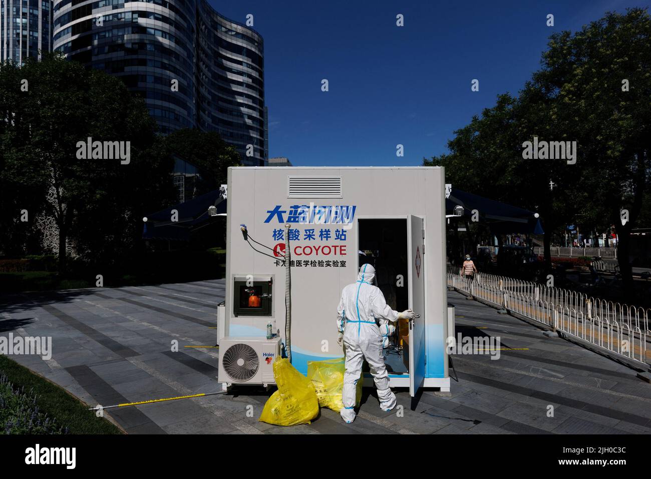 Un operatore medico entra in una stazione di analisi degli acidi nucleici, a seguito di un focolaio di coronavirus (COVID-19), a Pechino, Cina, 14 luglio 2022. REUTERS/Thomas Peter Foto Stock