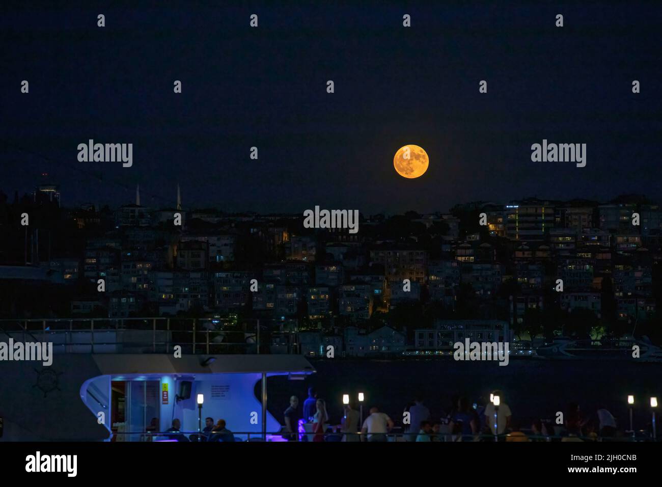 Istanbul, Turchia. 13th luglio 2022. Una barca è stata vista passando attraverso il Bosforo di Istanbul con la luna super piena, dove la Luna è più vicina alla Terra, più grande e più luminosa del normale. (Foto di Onur Dogman/SOPA Images/Sipa USA) Credit: Sipa USA/Alamy Live News Foto Stock