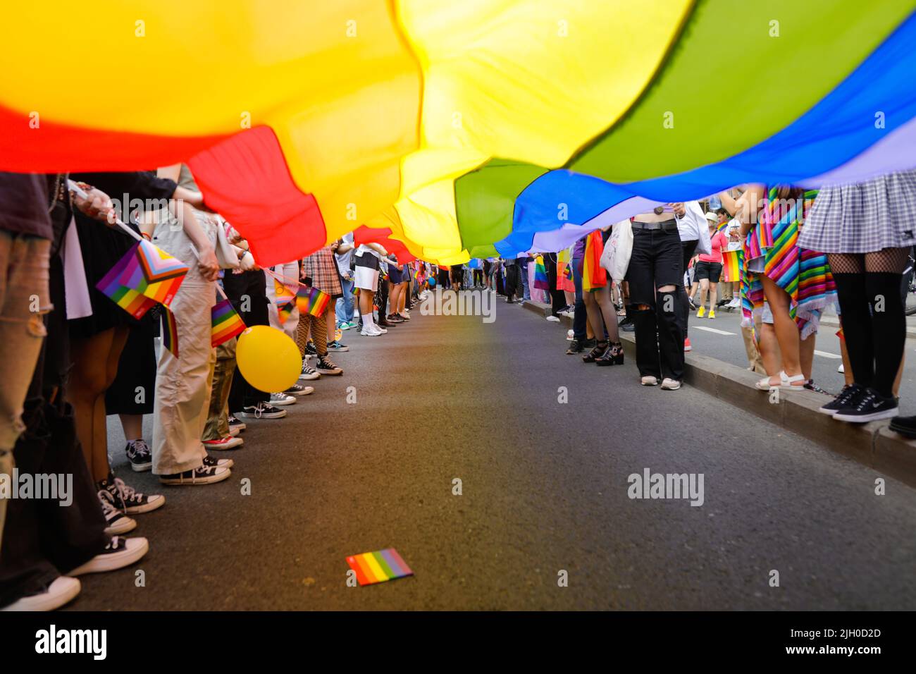 Bucarest, Romania - 9 luglio 2022: Profondità di campo poco profonda (fuoco selettivo) con persone che partecipano alla marcia Pride di Bucarest per le strade di Buchares Foto Stock