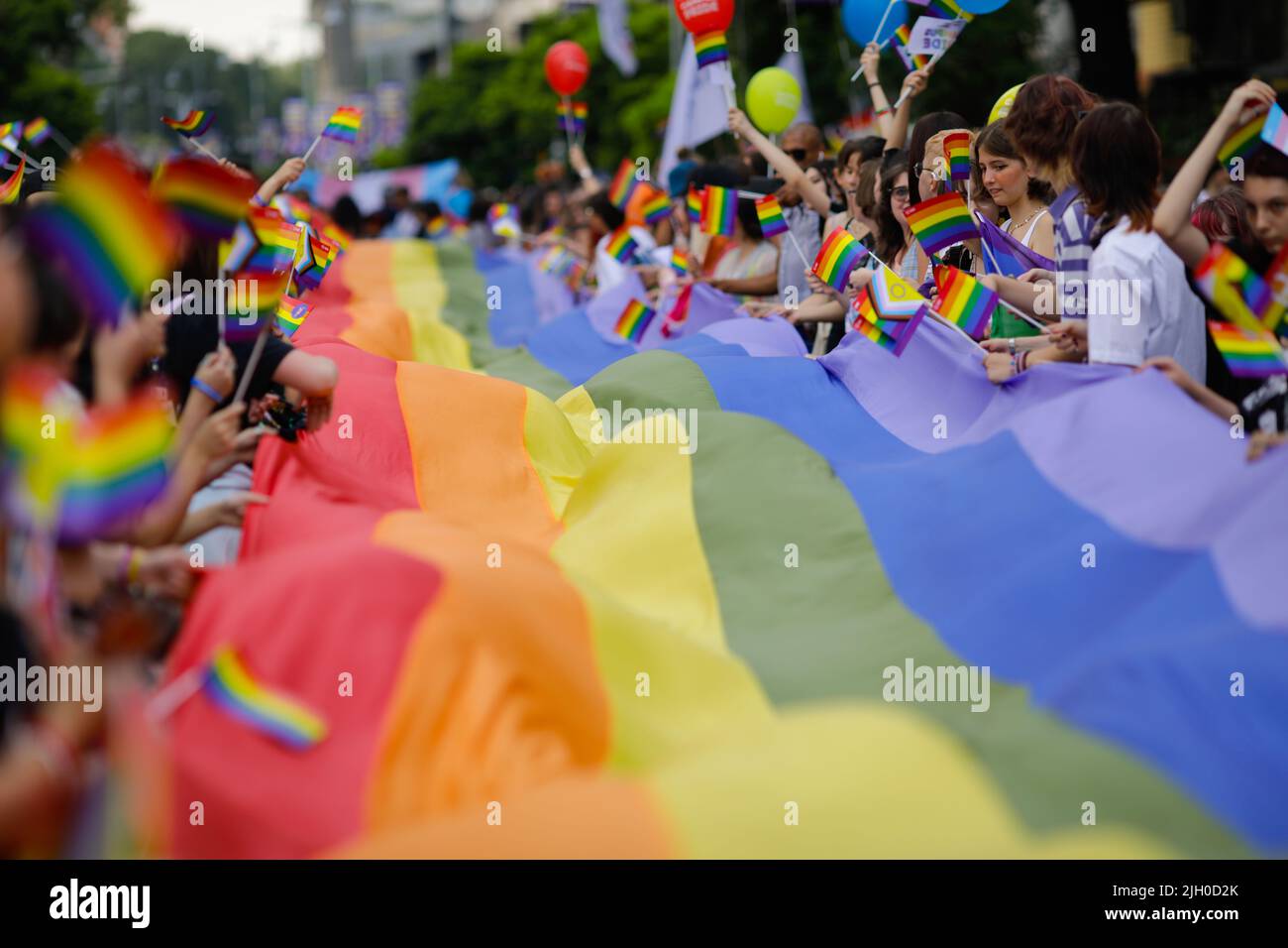 Bucarest, Romania - 9 luglio 2022: Profondità di campo poco profonda (fuoco selettivo) con persone che partecipano alla marcia Pride di Bucarest per le strade di Buchares Foto Stock