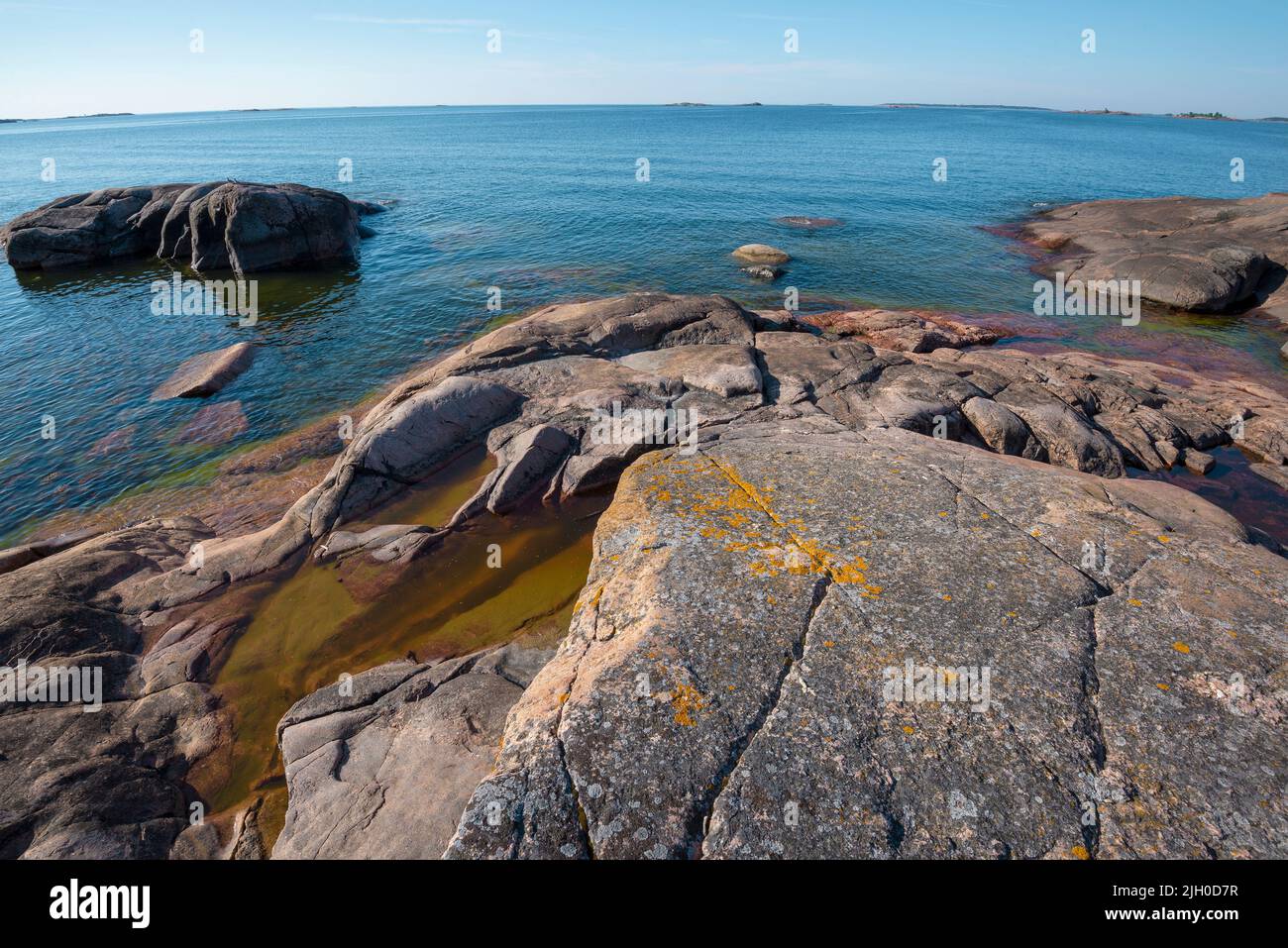 Sulla riva del Mar Baltico, nel pomeriggio di luglio. Penisola di Hanko, Finlandia Foto Stock