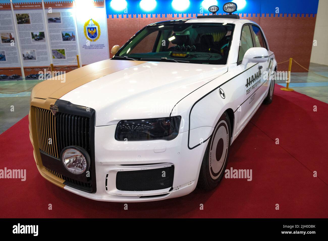 SAN PIETROBURGO, RUSSIA - 23 APRILE 2022: Prototipo di prova della berlina esecutiva russa Aurus Senat close-up. Mostra della 'Oldtimer-Gallery' Foto Stock