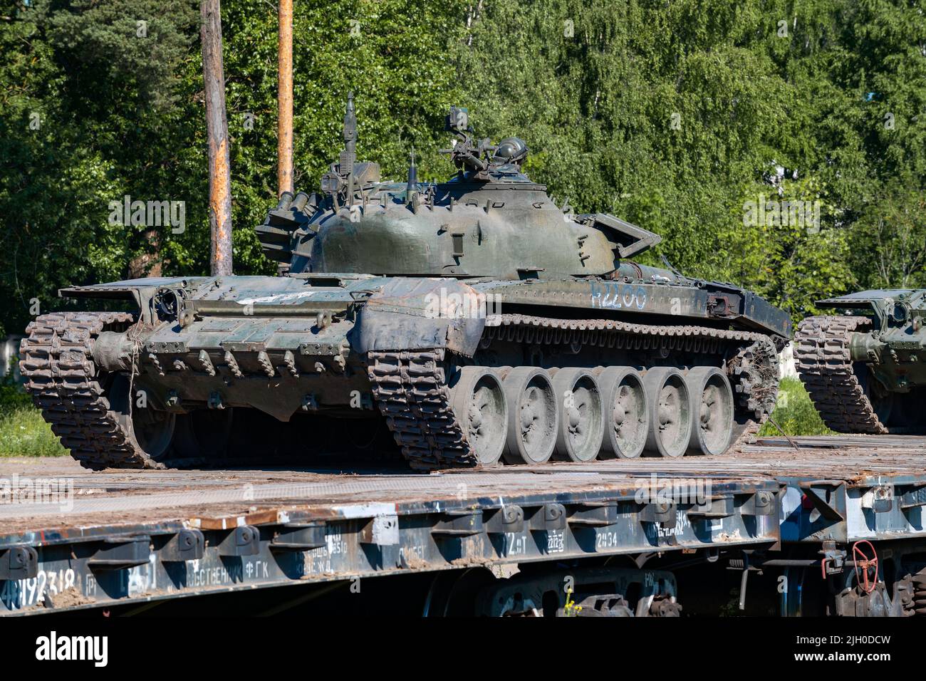 SERTOLOVO, RUSSIA - 02 LUGLIO 2022: Tank T-72B3M sulla piattaforma ferroviaria primo piano in un giorno di luglio soleggiato Foto Stock