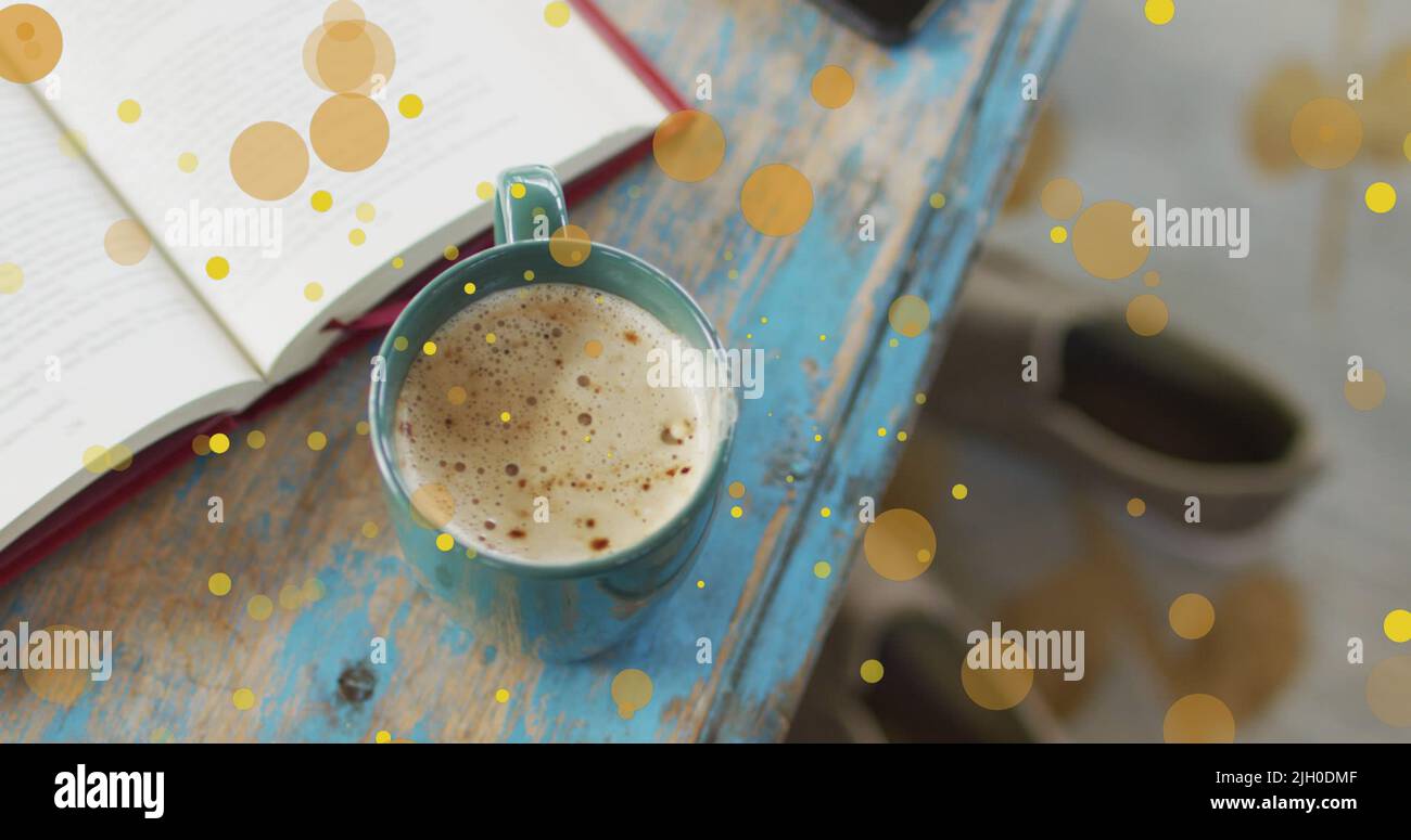 Immagine della caduta di punti gialli sul caffè Foto Stock
