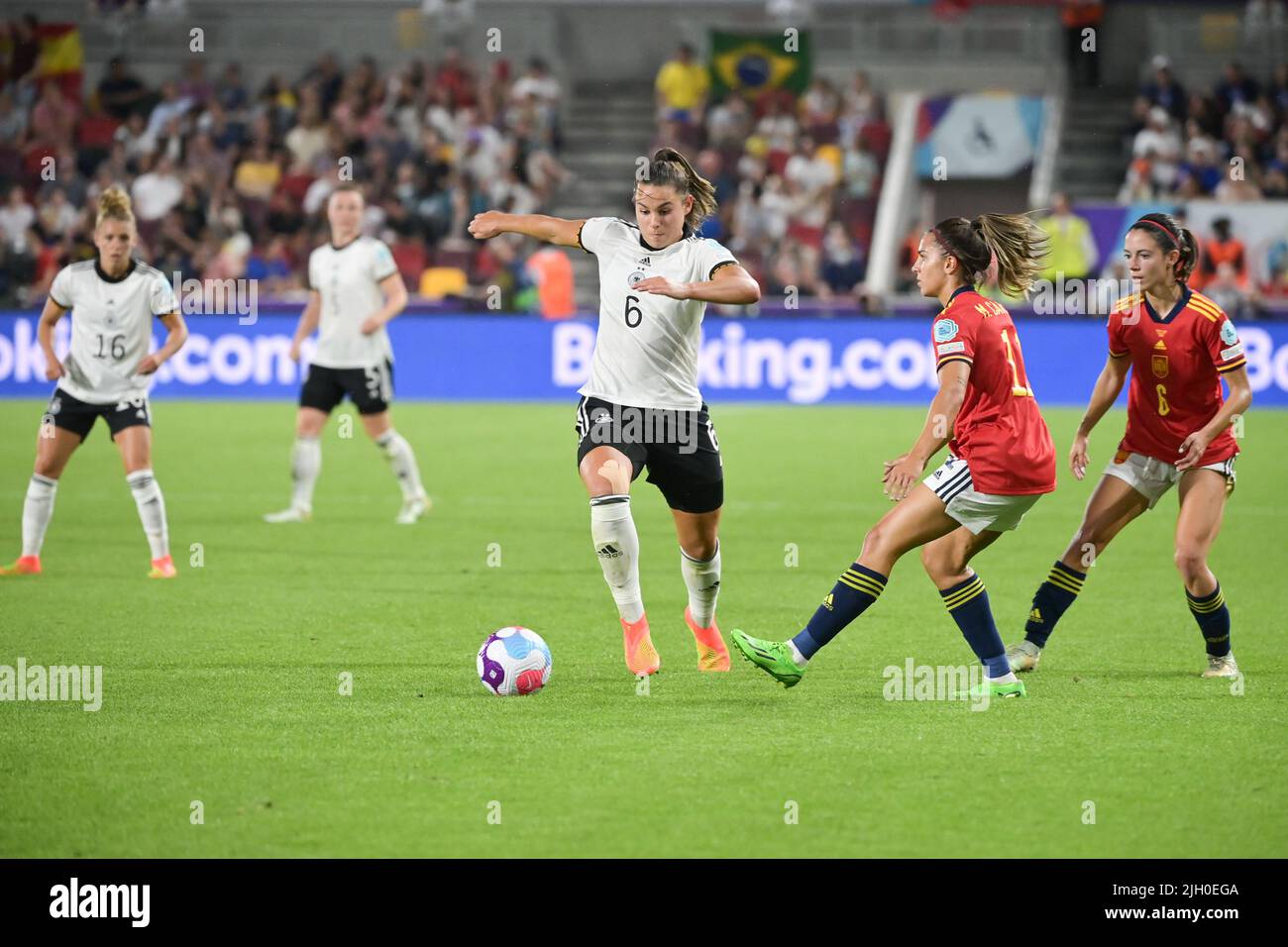 Londra, Regno Unito. 12th luglio 2022. Calcio, Donne: Campionato europeo, Germania - Spagna, turno preliminare, Gruppo B, Matchday 2, Brentford Community Stadium: Lena Sophie Oberdorf in Germania (M) contro Marta Cardona in Spagna (2nd da destra) e Aitana Bonmatí (r). Credit: Sebastian Gollnow/dpa/Alamy Live News Foto Stock