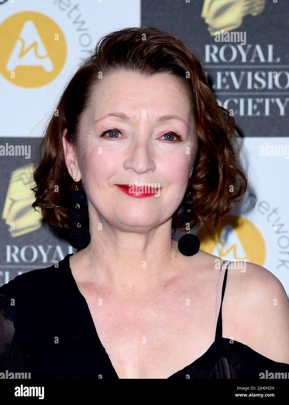 File photo datato 19/3/2019 di Lesley Manville, che insieme a Jonah Hauer-King sono tra le stelle di ritorno per la seconda serie del successo BBC dramma World on Fire. Foto Stock