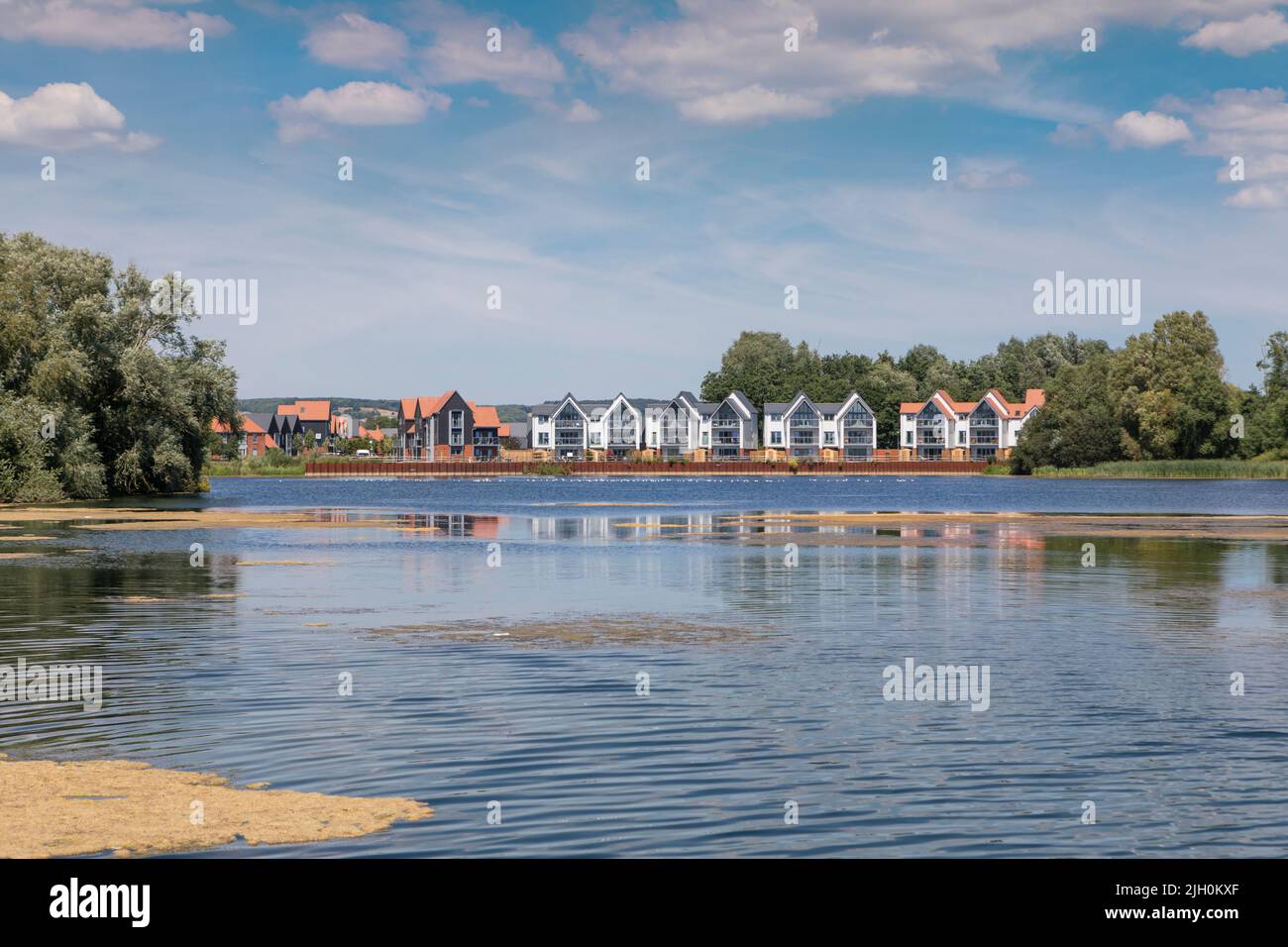 Nuove case sul lago a Conningbrook Lakes, Ashford, Kent Foto Stock