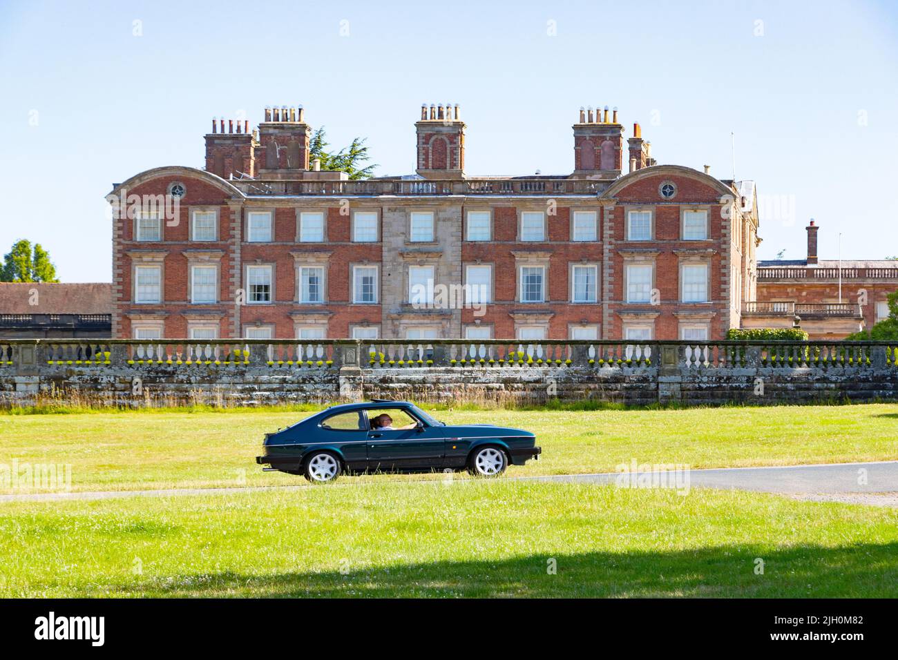 Classico verde scuro Ford Capri 280 Brooklands 2,8 Mk3 passando la casa di campagna Weston Park Shifnal Foto Stock