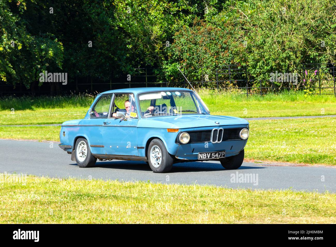 1975 BMW 2002 Classic vintage guida su strada blu chiaro Foto Stock