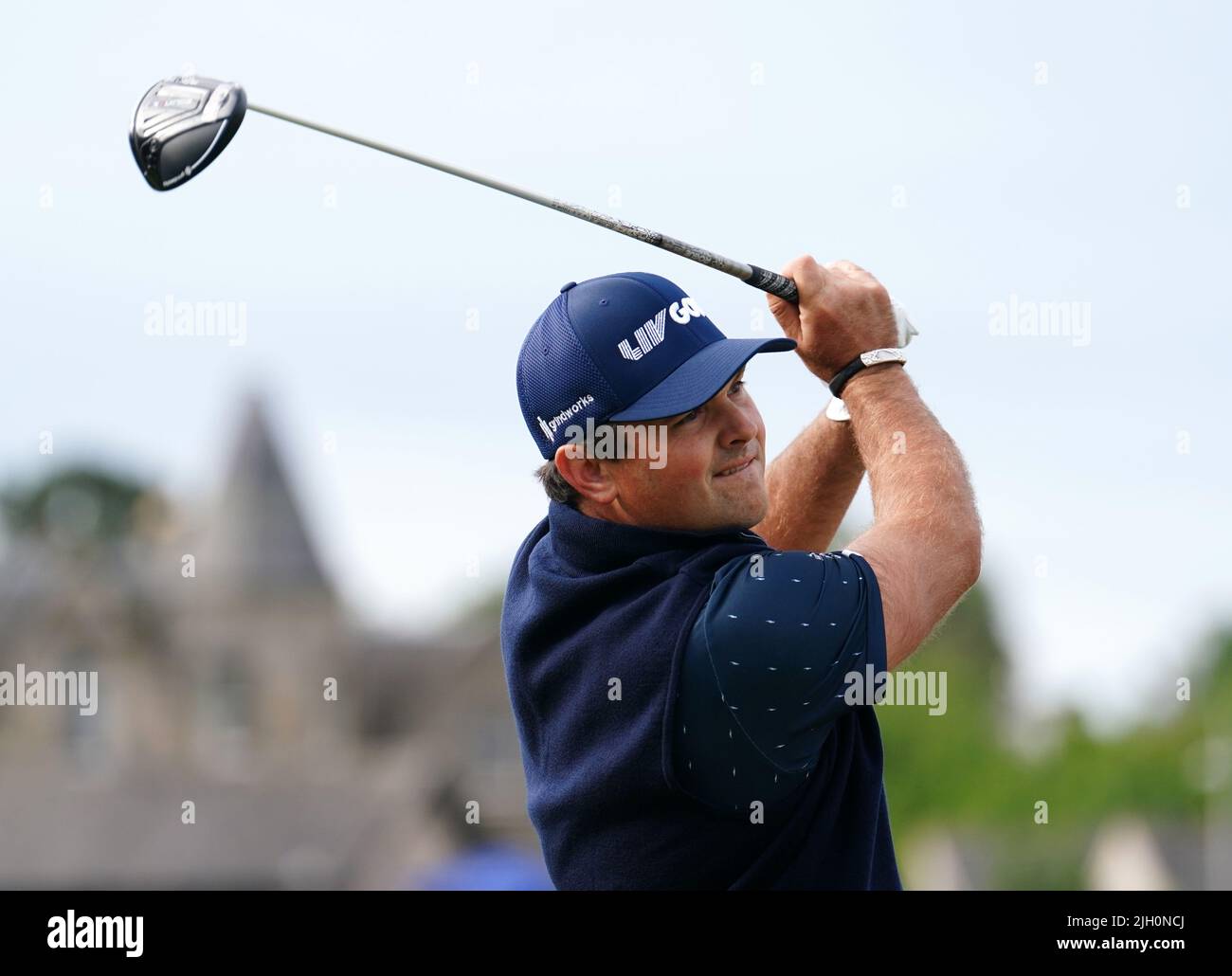 Patrick Reed degli Stati Uniti, indossando un cappello da golf LIV, tee off the 2nd durante il giorno uno degli Open at the Old Course, St Andrews. Data foto: Giovedì 14 luglio 2022. Foto Stock