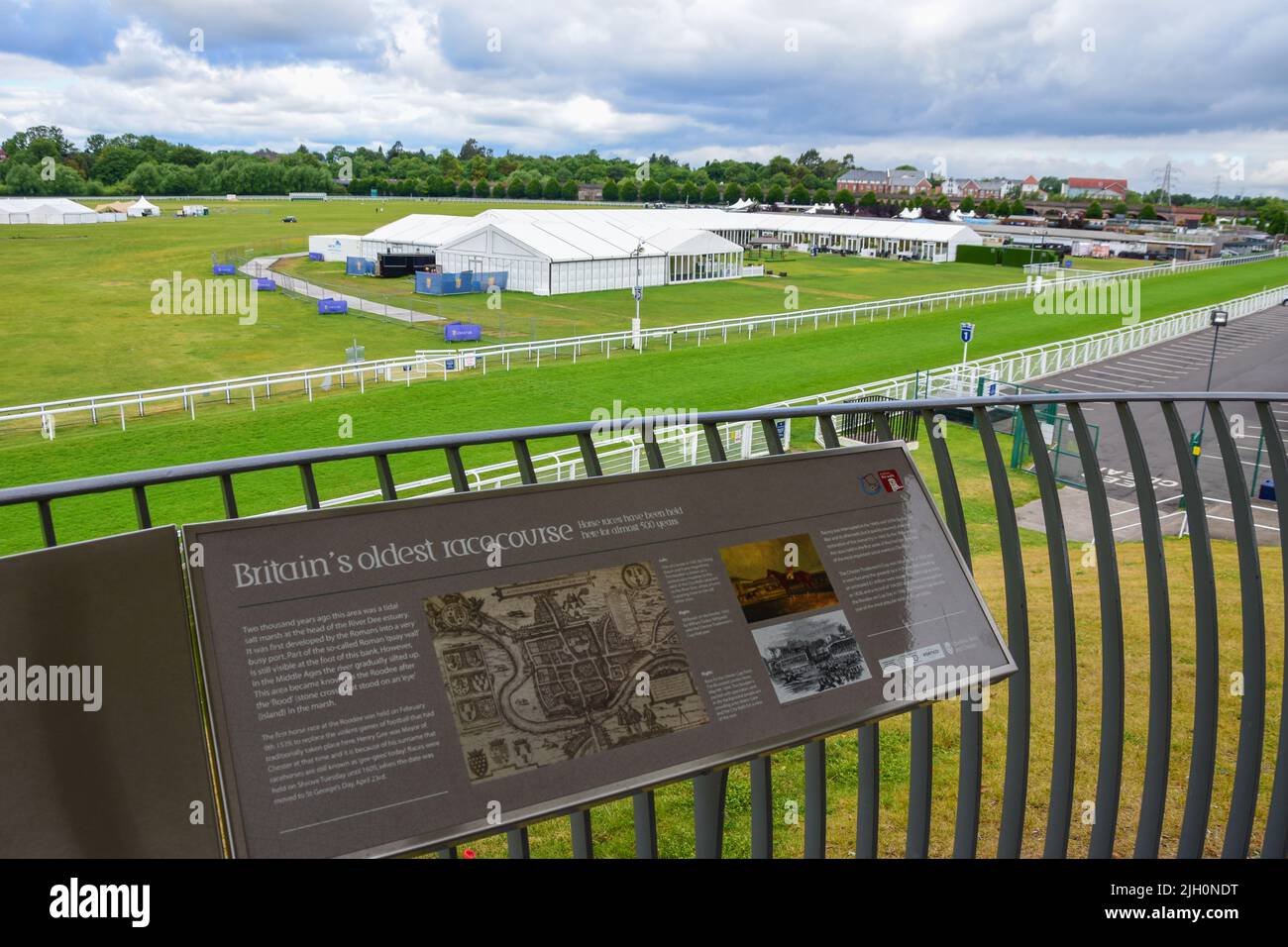 Chester, Regno Unito: 3 luglio 2022: Una bacheca informativa che si affaccia sul campo da corsa di cavalli Chester. Foto Stock