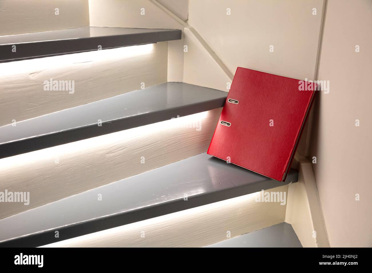 File rosso sulle scale, in attesa che qualcuno passi, fuoco selettivo Foto Stock