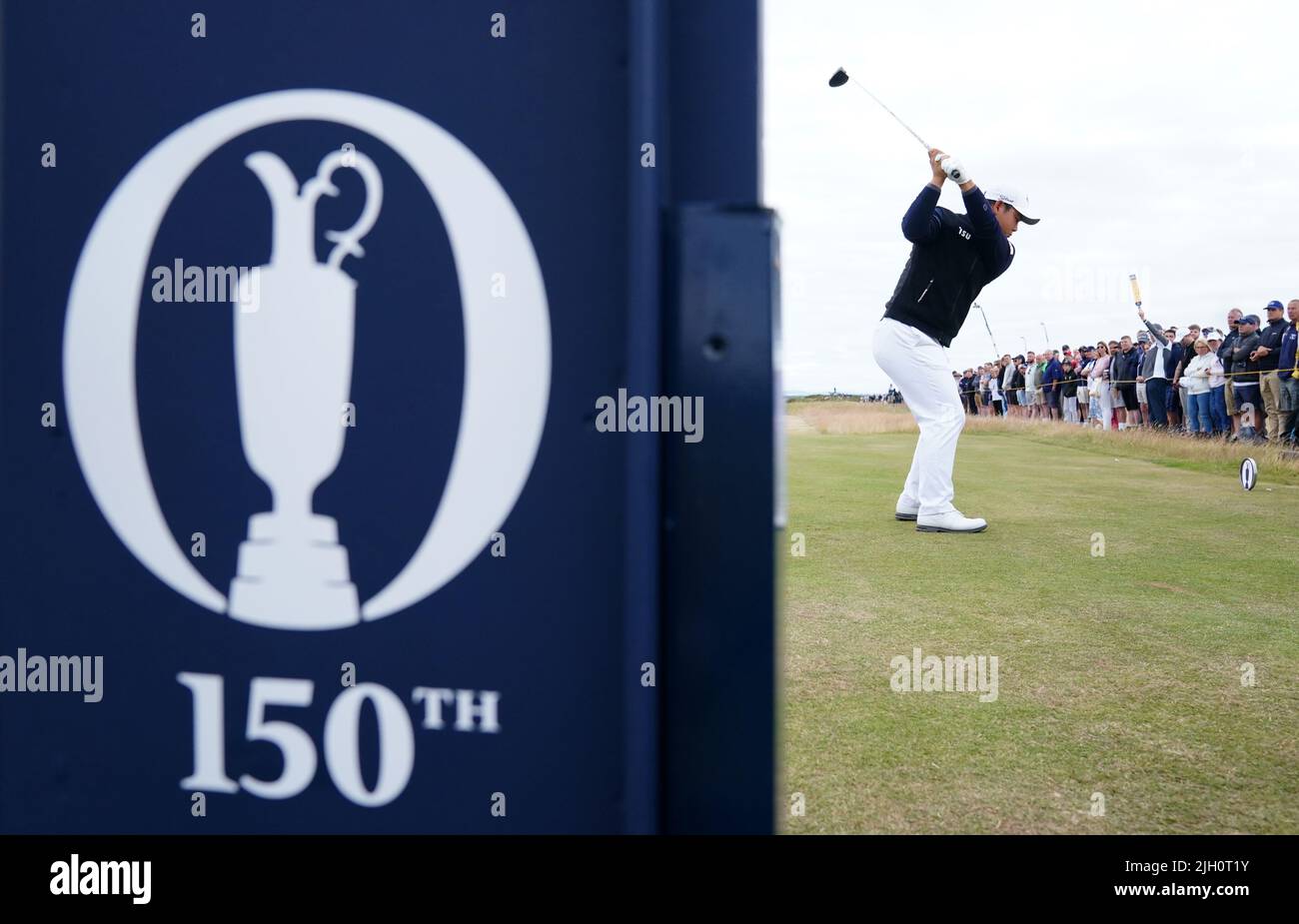 Joo-Hyung Kim della Corea del Sud tee fuori il 4th durante il primo giorno del Open al Vecchio corso, St Andrews. Data foto: Giovedì 14 luglio 2022. Foto Stock