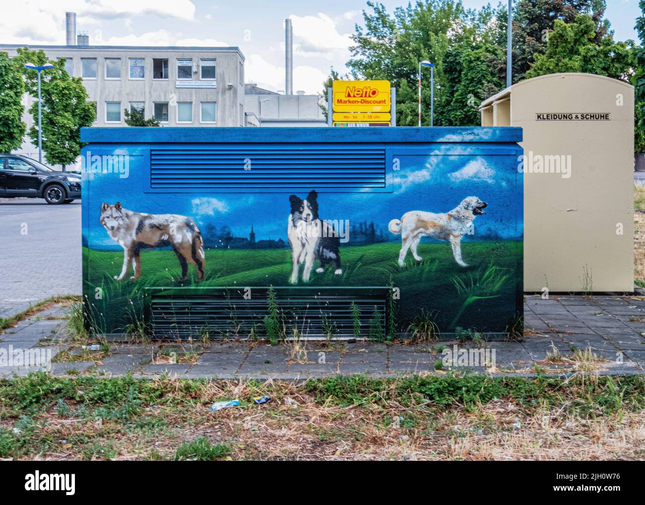Arte urbana, pittura di cani su cassetta di utilità in Stubenrauchstrasse, Rudow, Neukölln, Berlino, Germania Foto Stock