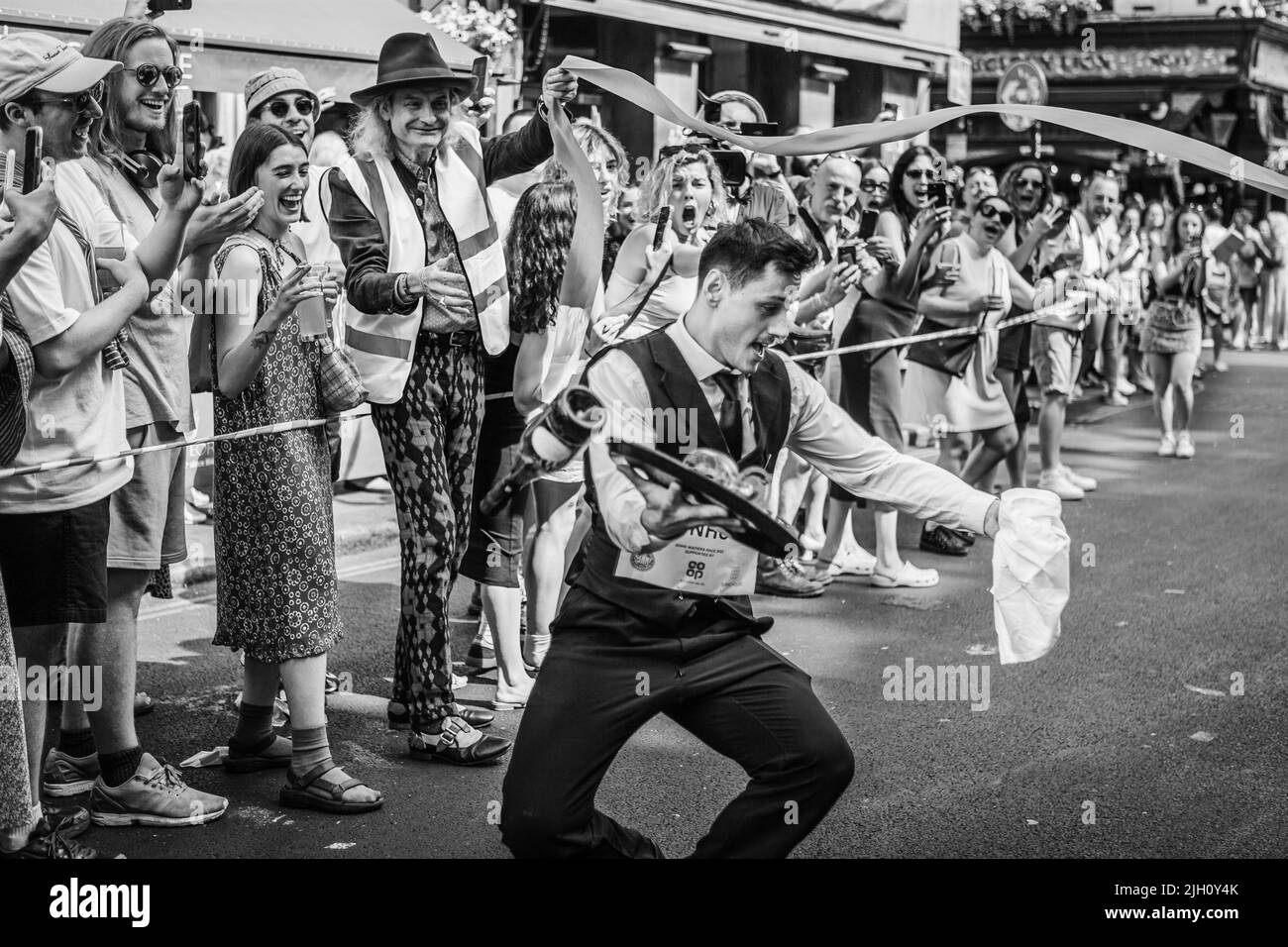 Vincitore della gara dei camerieri di Soho dove il personale del ristorante volò intorno a Soho per la gara annuale dei camerieri in bianco e nero. Foto Stock