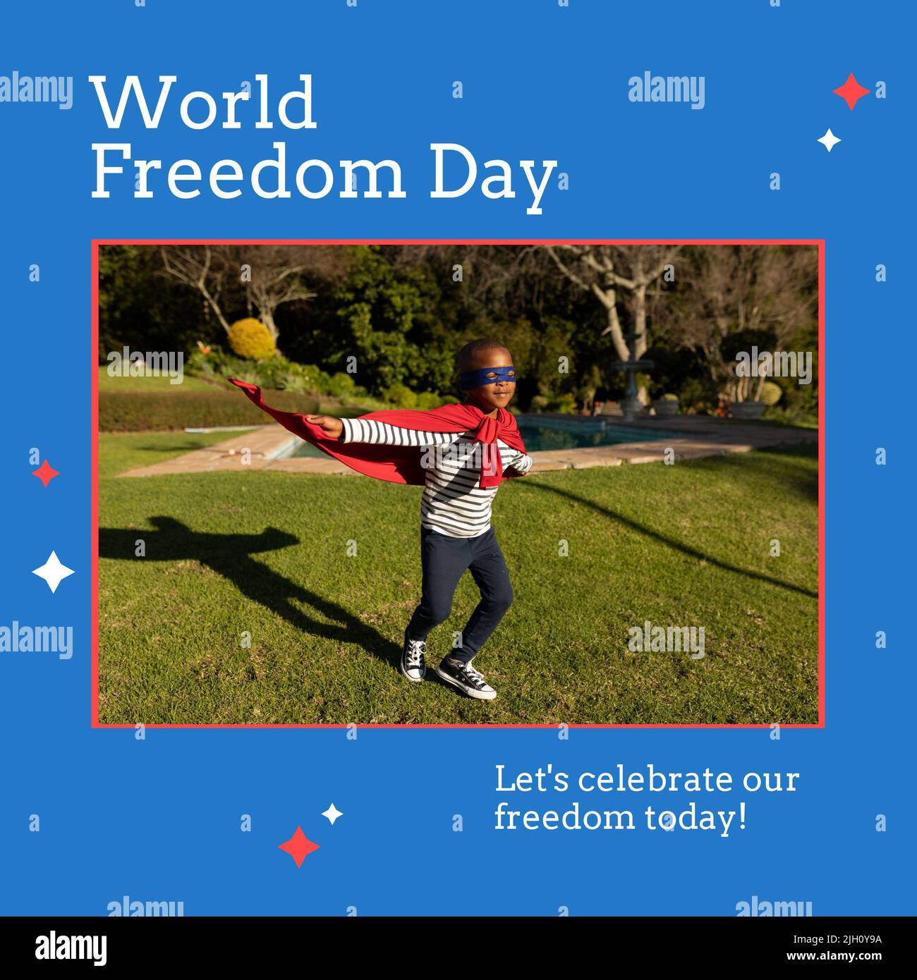 Ragazzo afro-americano che indossa mantello e maschera giocando nel parco con il testo del giorno della libertà del mondo in cornice blu Foto Stock