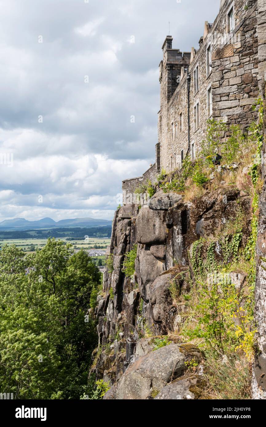 Il castello di Stirling è situato sulla collina del castello, una scricchiola vulcanica, e difeso da ripide scogliere su tre lati. Foto Stock