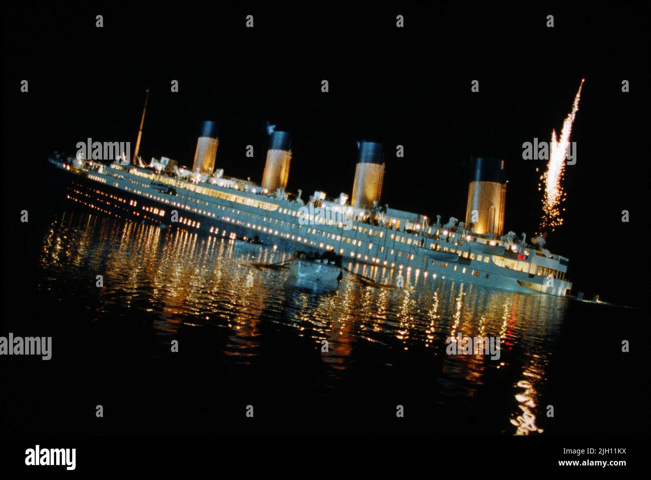Le imbarcazioni di salvataggio fuggire dal naufragio della nave, Titanic, 1997 Foto Stock
