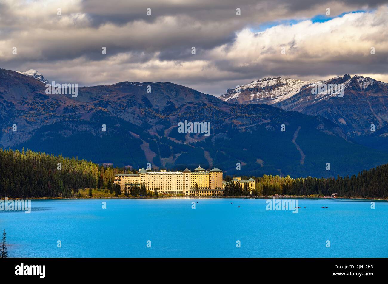 Lake Louise e Fairmont Chateau Hotel a Banff National Park, Alberta, Canada Foto Stock