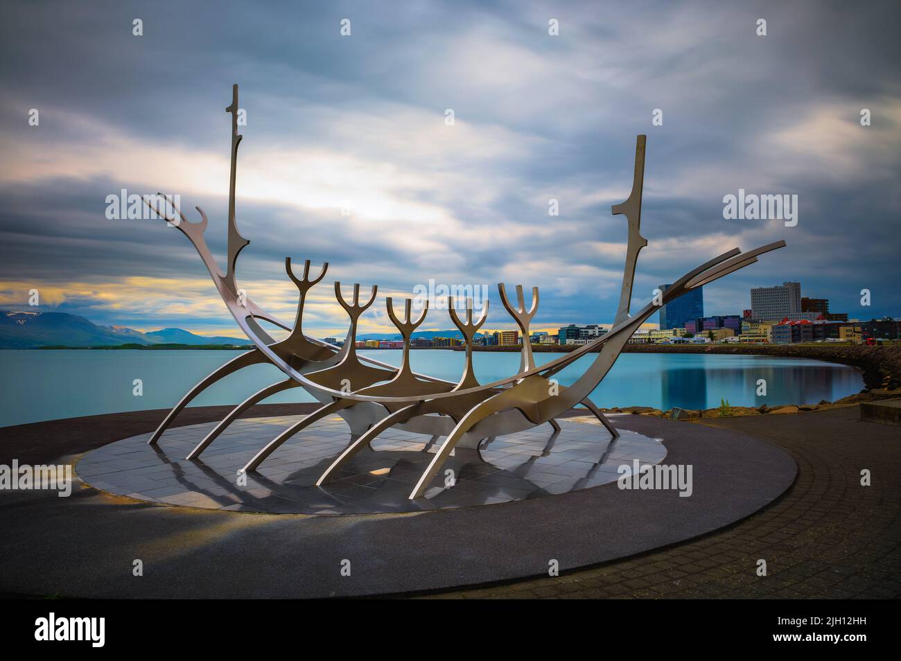 La scultura Sun Voyager sulla spiaggia di Reykjavik. Islanda Foto Stock