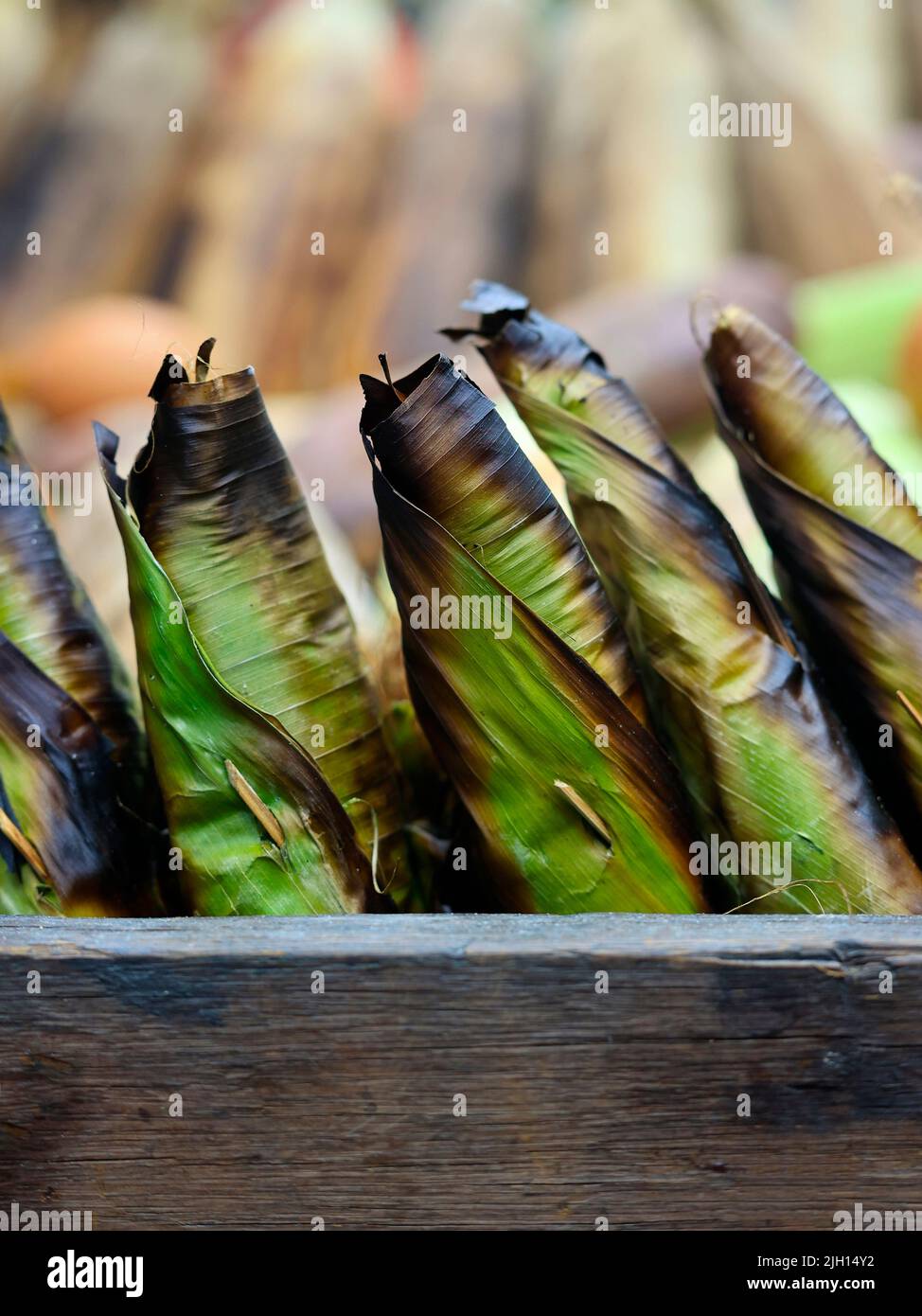assortimento di mais arrosto nelle sue foglie Foto Stock