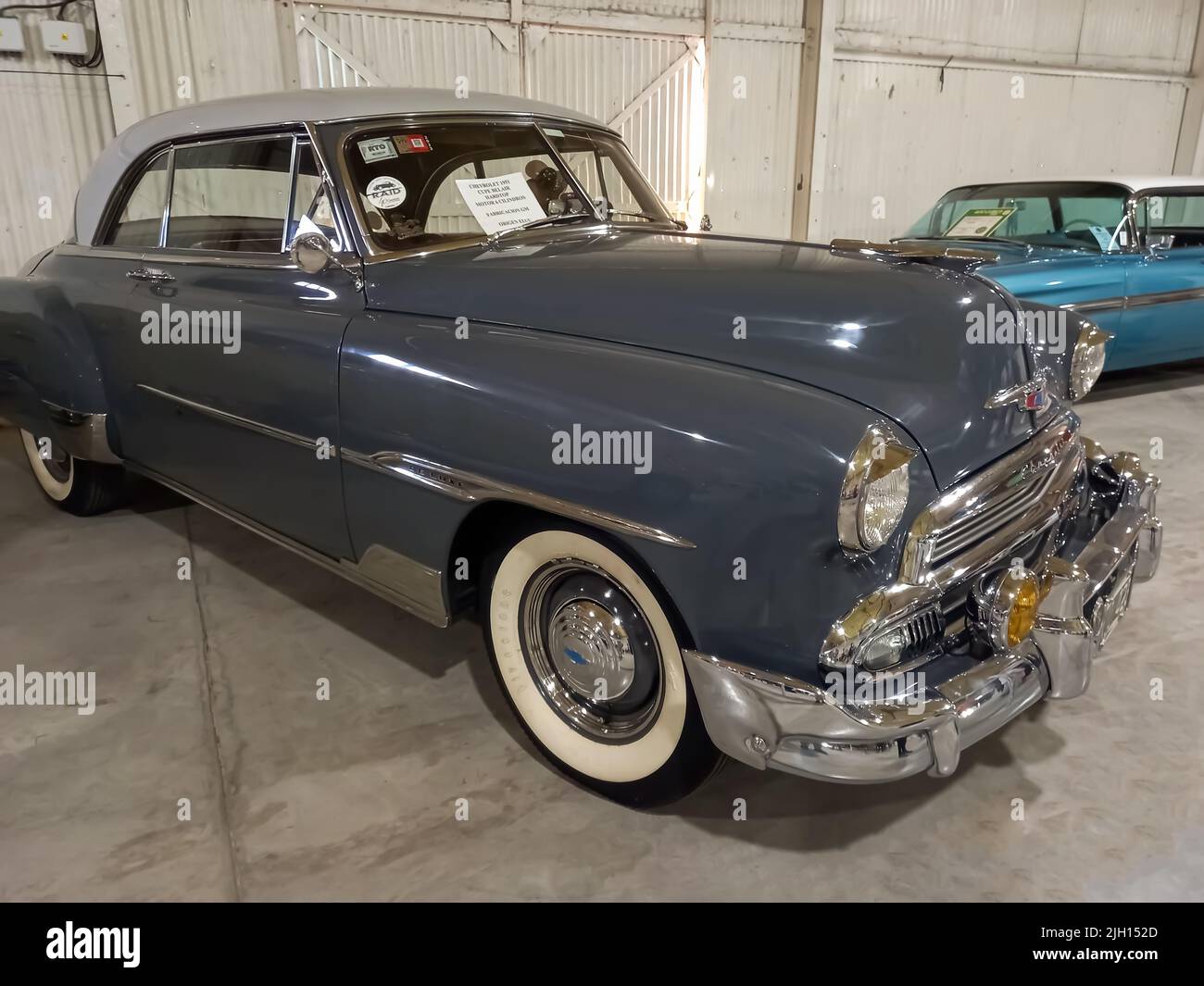 Old Green 1951 Chevrolet Chevy Bel Air De Luxe due porte hardtop coupé in un magazzino. Expo Fierro 2022 mostra di auto classiche Foto Stock