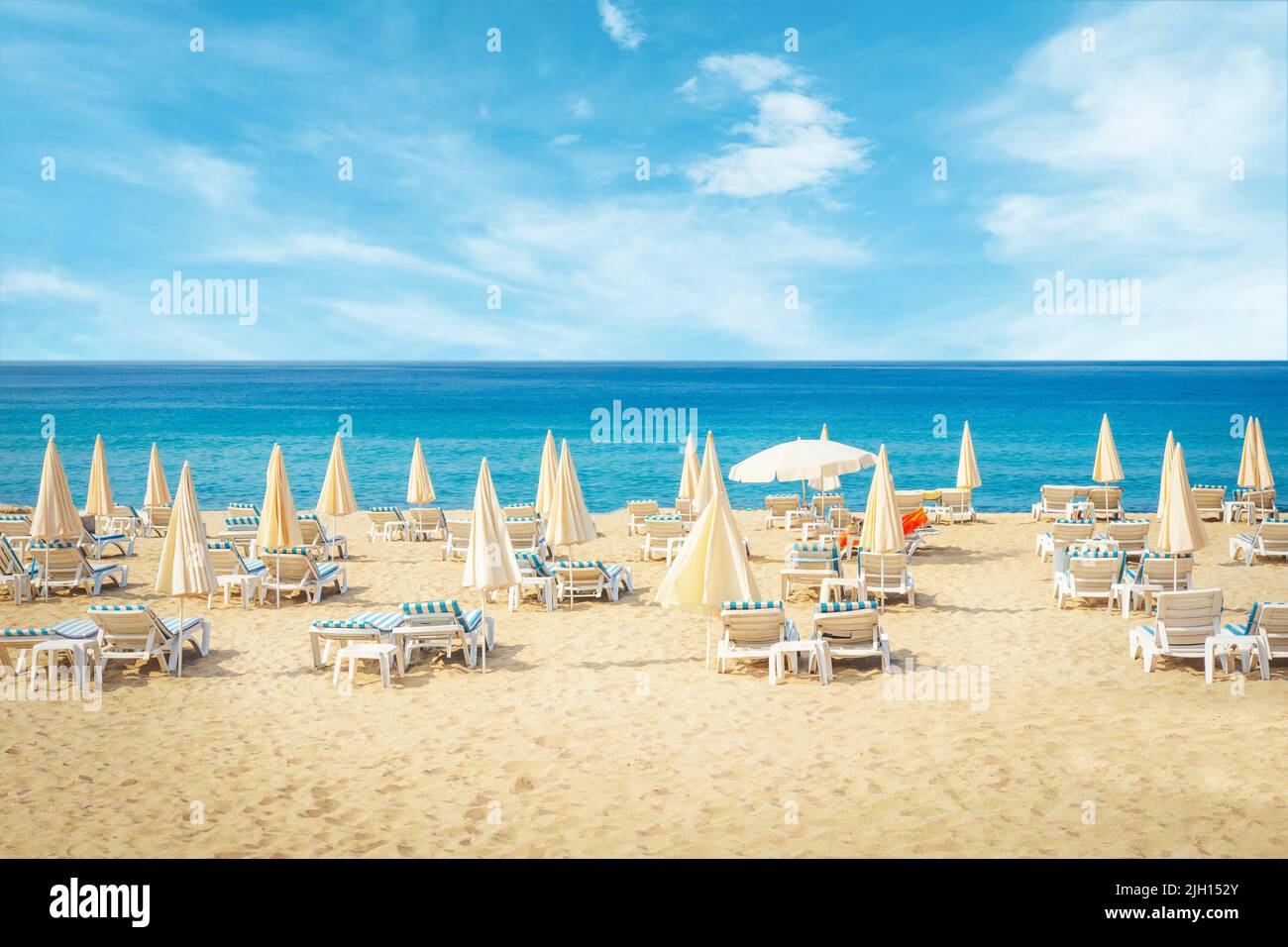 Bella spiaggia tropicale e mare con nuvola bianca e cielo blu sfondo, Turchia Foto Stock