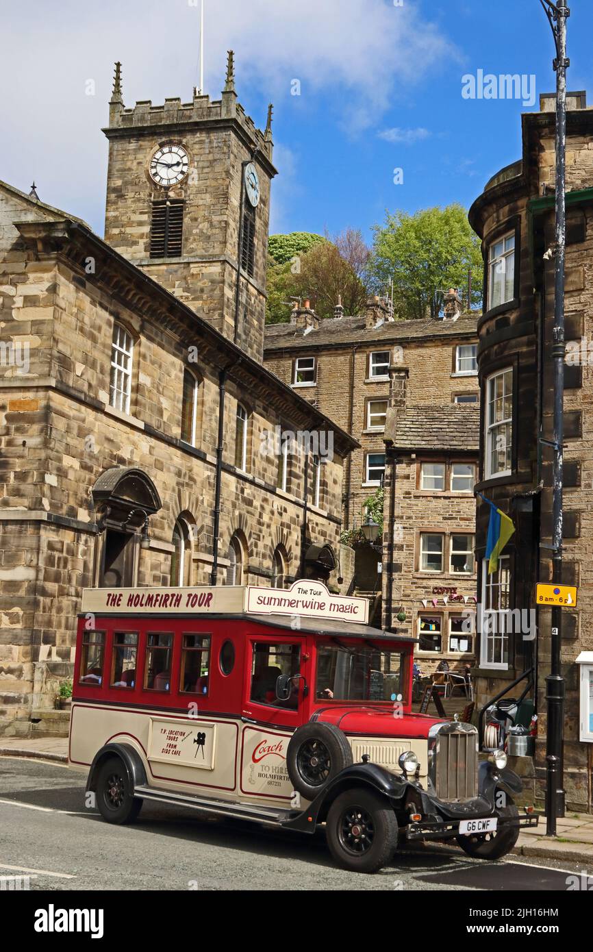 L'autobus turistico di Holmfirth fuori dalla Santissima Trinità, chiesa parrocchiale di Holmfirth Foto Stock