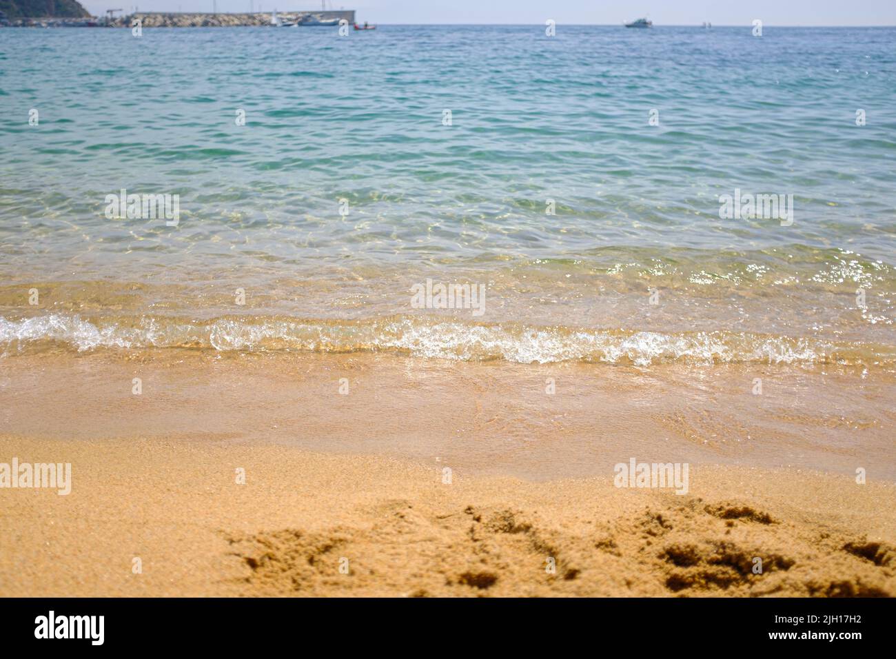 Mare onda tranquilla su una scena tranquilla in Mediterranean Beach in Catalogna Foto Stock
