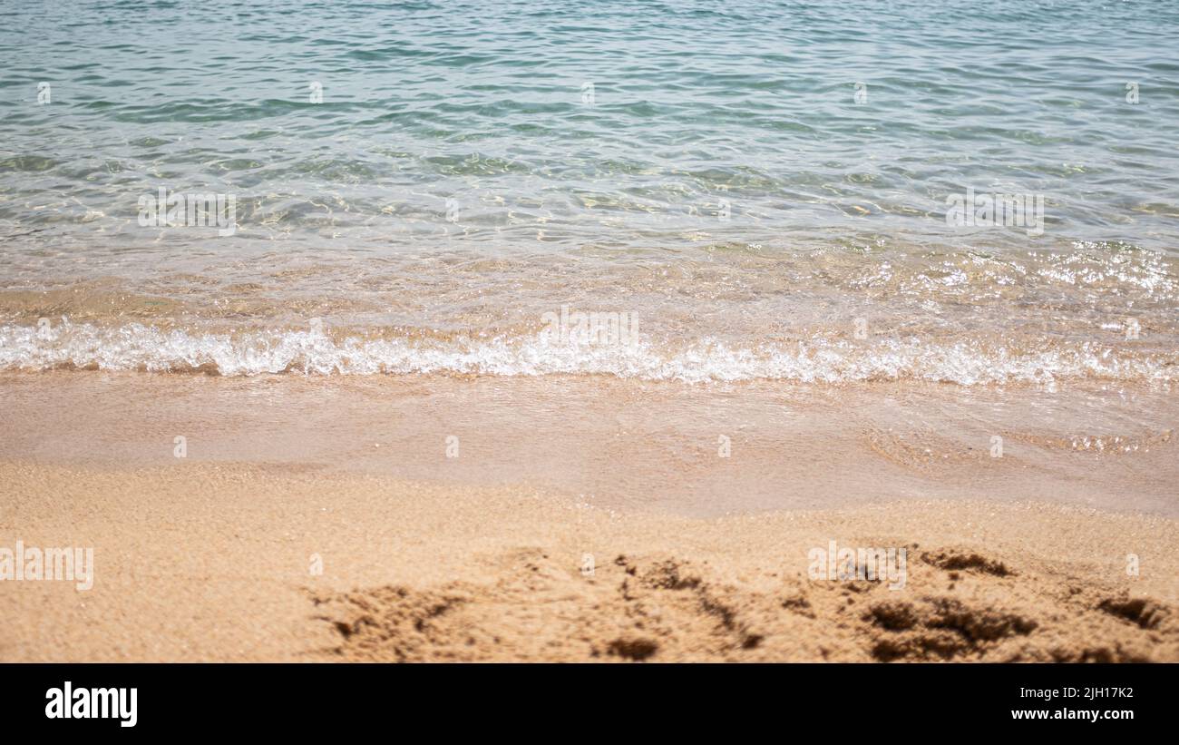 Mare onda tranquilla su una scena tranquilla in Mediterranean Beach in Catalogna Foto Stock