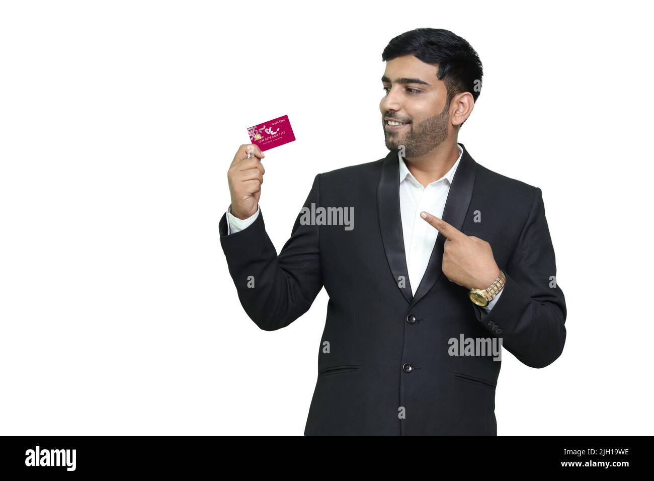 Giovane uomo sorridente nel indicare sulla carta di credito. Foto Stock