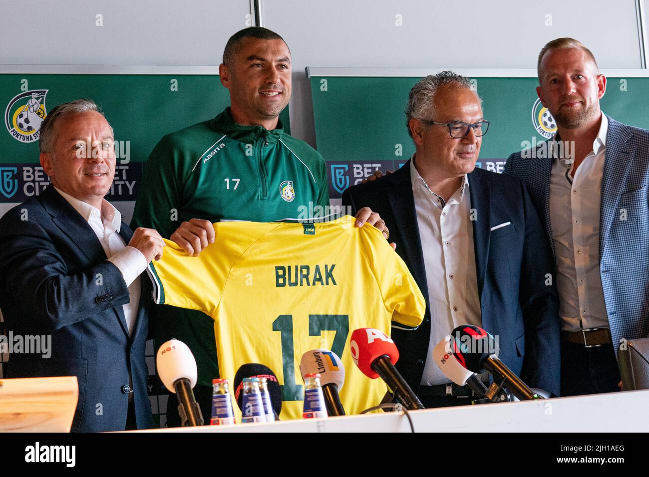 SITTARD, PAESI BASSI - LUGLIO 14: Burak Yilmaz di Fortuna Sittard durante la presentazione di Burak Yilmaz a Fortuna Sittard Stadion il 14 Luglio 2022 a Sittard, Paesi Bassi (Foto di Jeroen Meuwsen/Orange Pictures) Foto Stock