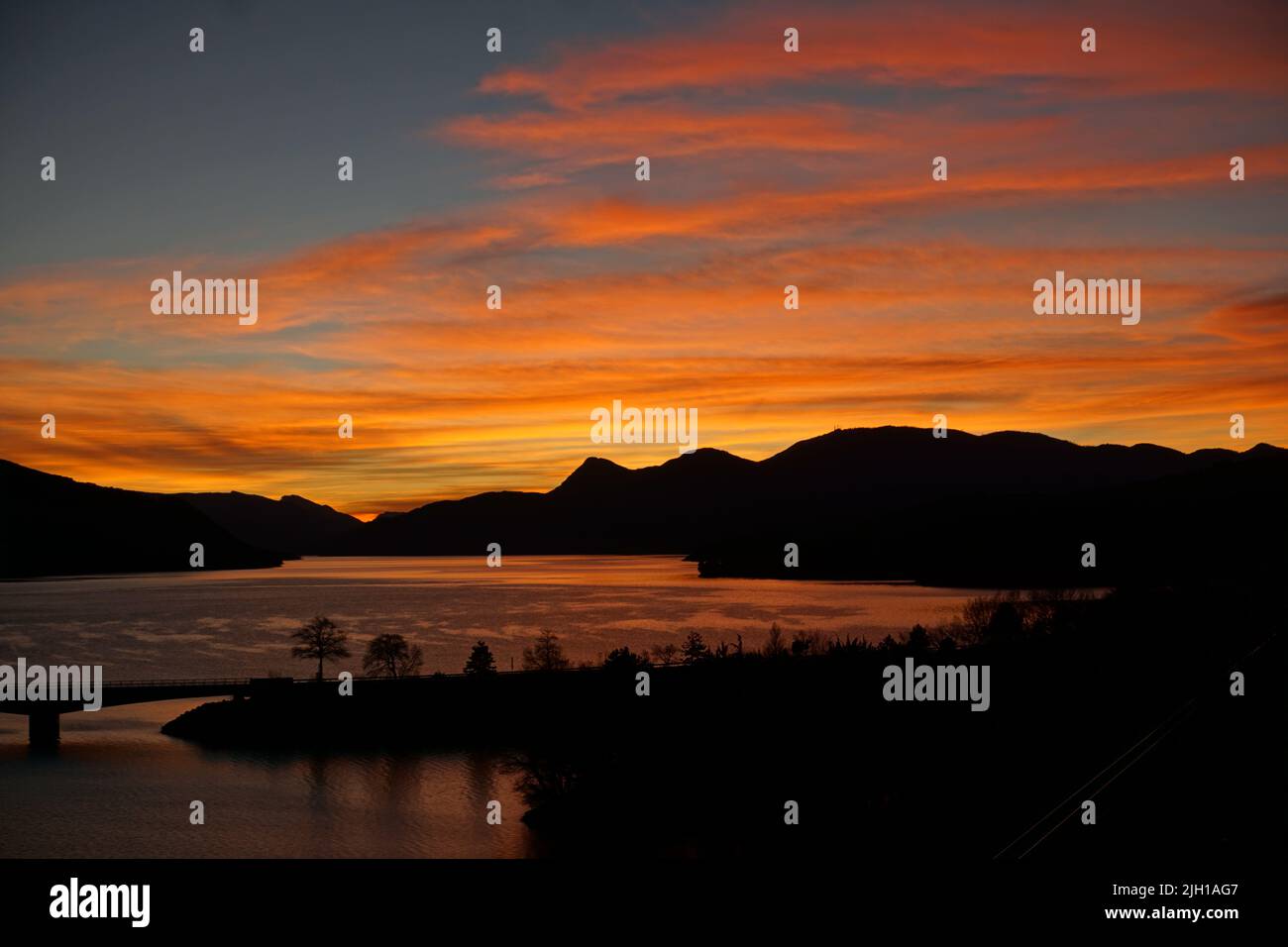 tramonto colorato sul lago di serre poncon alpi francia Foto Stock