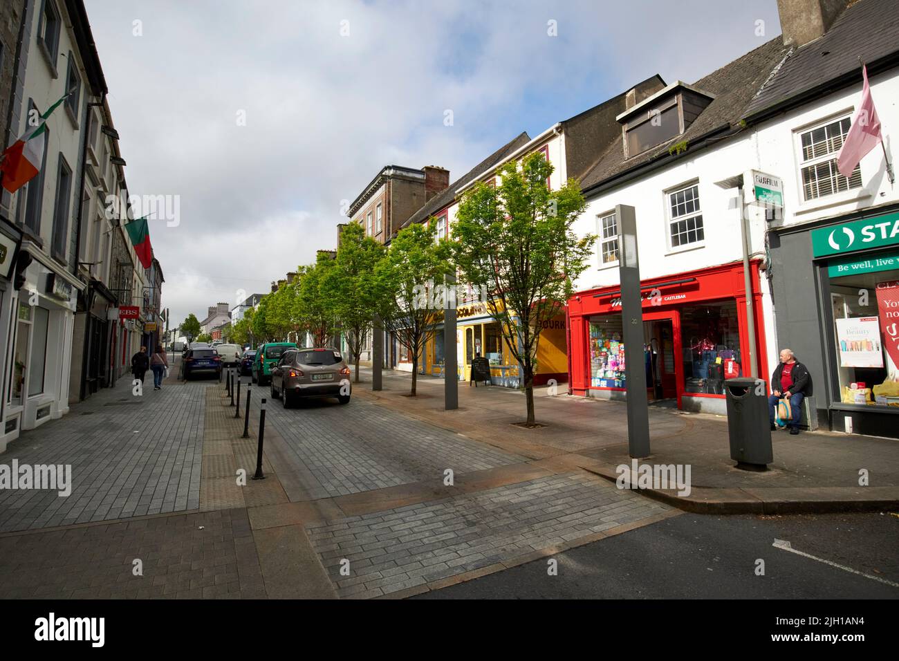 Market Street nel centro della città di Castlebar contea mayo repubblica d'irlanda Foto Stock