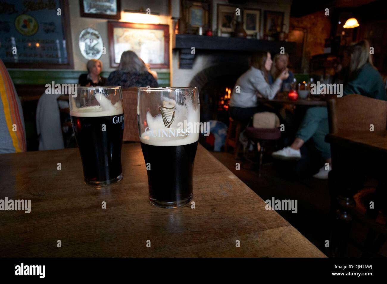 due pinte di guinness all'interno della taverna bianca belfast irlanda del nord regno unito Foto Stock