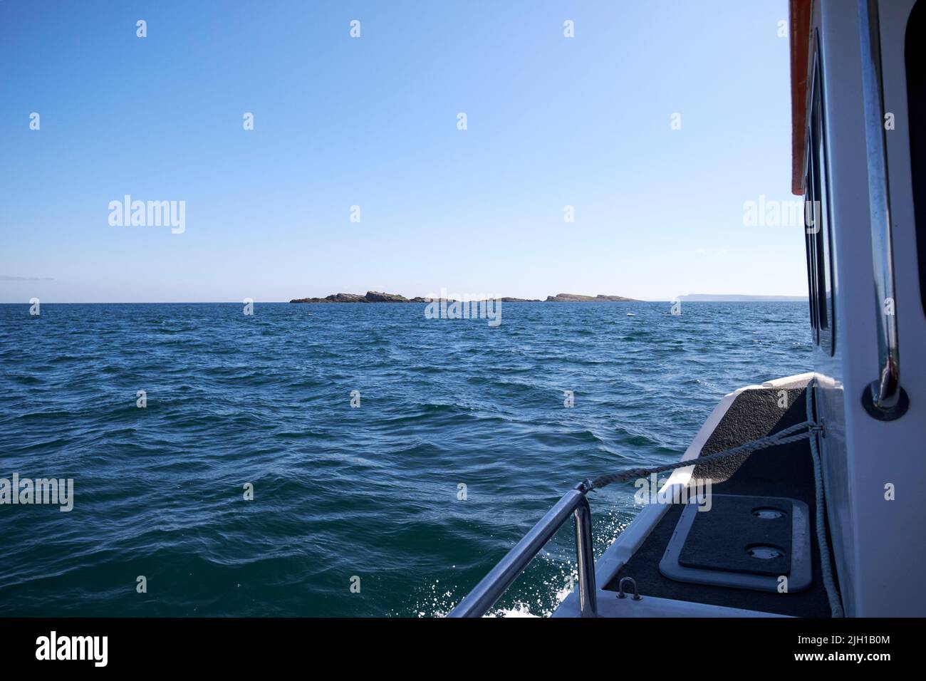 piccola barca da pesca in mare al largo di portrush che si avvicina agli skerries sulla costa settentrionale dell'irlanda del nord Foto Stock