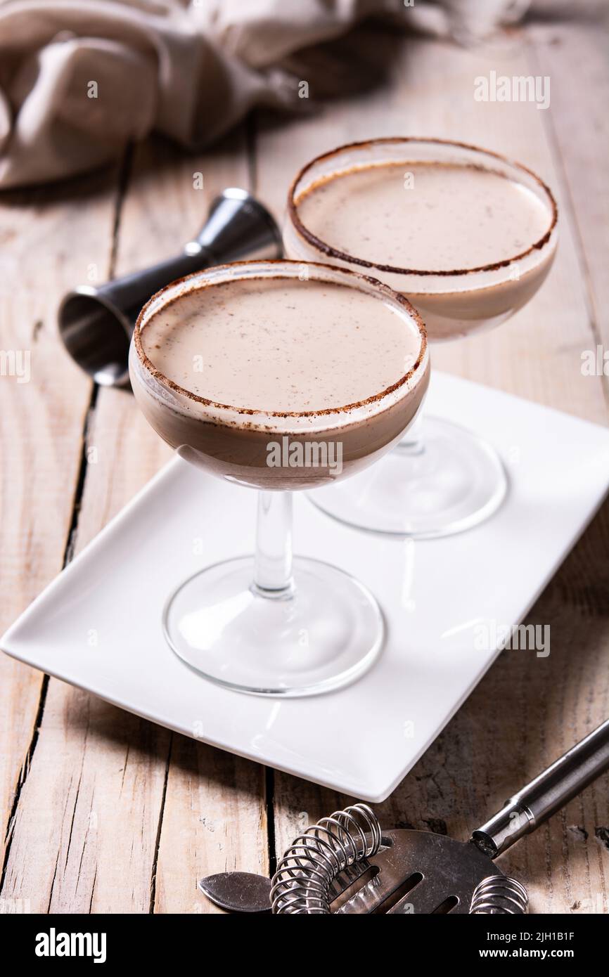 Cocktail Brandy Alexander su tavolo di legno Foto Stock