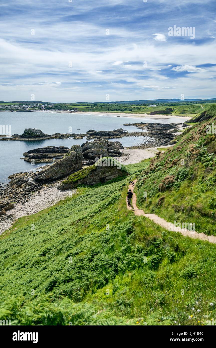 Una vista di Cullen Beach dal sentiero per Portknockie sul Moray Coastal Path Scozia Foto Stock