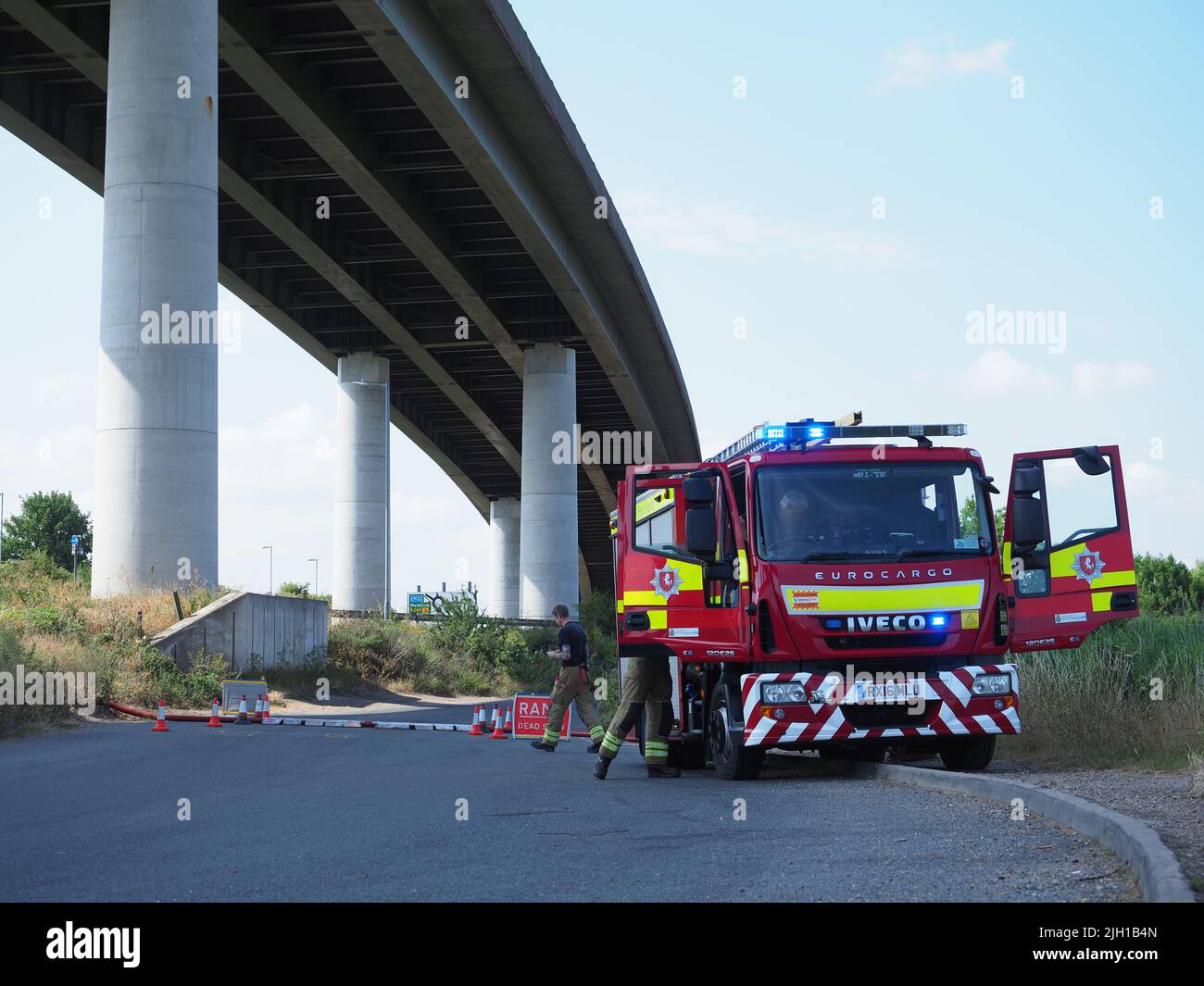 Iwade, Kent, Regno Unito. 14th luglio 2022. I problemi rimangono con l'approvvigionamento idrico dell'isola di Sheppey. Alcuni residenti sono ancora senza acqua quasi 3 giorni dopo che il principale tubo dell'acqua che alimenta l'isola scoppiò - anche se molti in Sheerness & Minster sono stati riconnessi a tarda notte. Un lungo (segnalato per essere 5km) tubo di fuoco è usato per pompare l'acqua vicino al Sheppey Crossing per contribuire a risolvere il problema (secondo Kent in linea) - ma anche questo ha mollato una perdita con acqua visto sparare in alto nell'aria (riparato dal momento di queste foto). Credit: James Bell/Alamy Live News Foto Stock