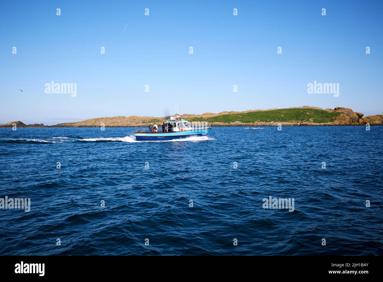 piccola barca da pesca in mare al largo degli skerries vicino a portrush sulla costa settentrionale dell'irlanda del nord Foto Stock