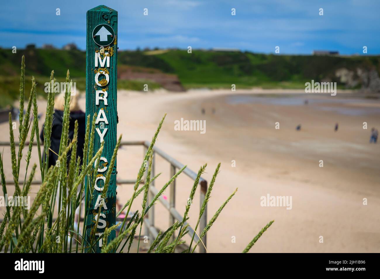 Una vista di Cullen Beach dal sentiero per Portknockie sul Moray Coastal Path Scozia Foto Stock