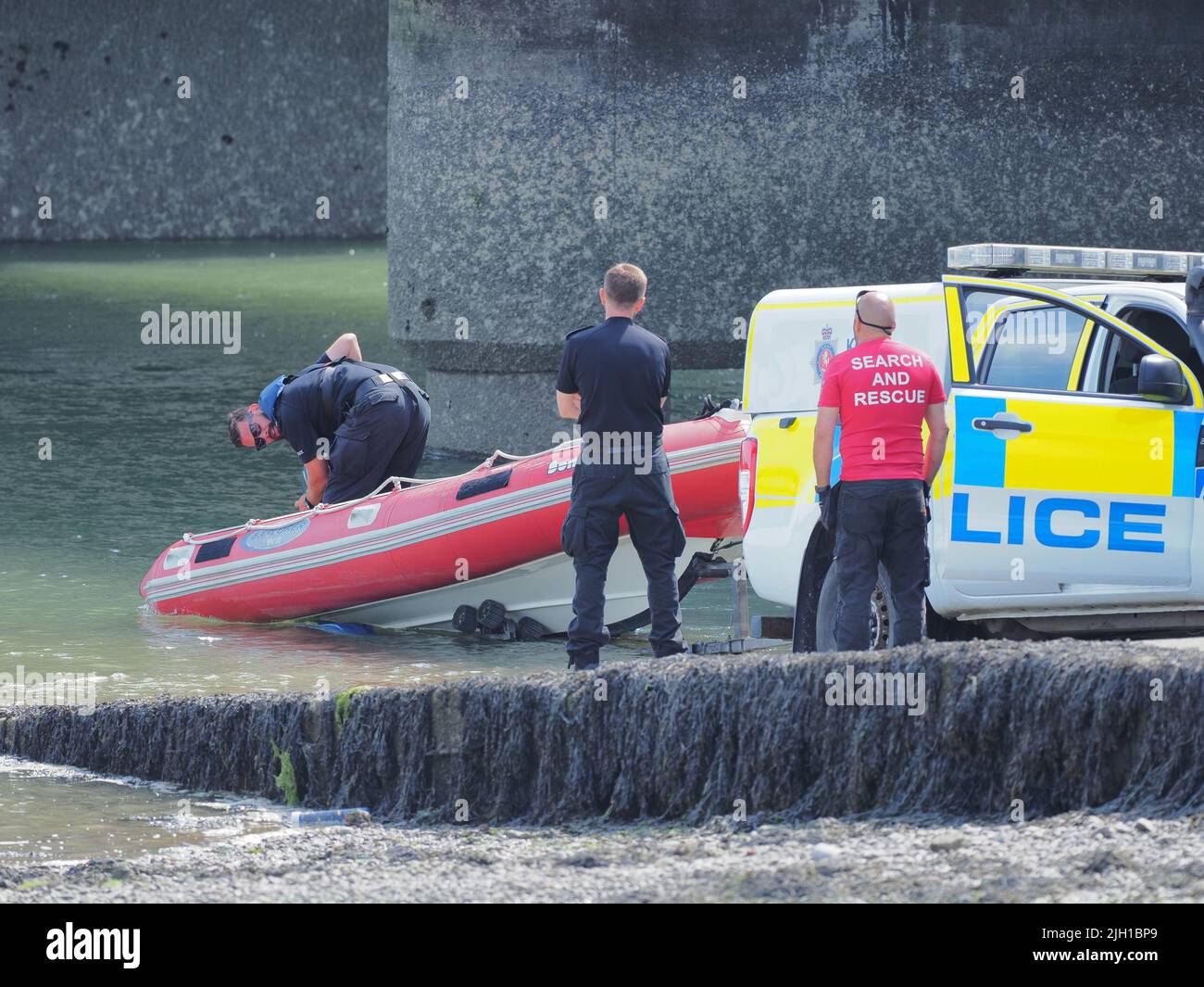 Iwade, Kent, Regno Unito. 14th luglio 2022. I problemi rimangono con l'approvvigionamento idrico dell'isola di Sheppey. Alcuni residenti sono ancora senza acqua quasi 3 giorni dopo che il principale tubo dell'acqua che alimenta l'isola scoppiò - anche se molti in Sheerness & Minster sono stati riconnessi a tarda notte. Un lungo (segnalato per essere 5km) tubo di fuoco è usato per pompare l'acqua vicino al Sheppey Crossing per contribuire a risolvere il problema (secondo Kent in linea) - ma anche questo ha mollato una perdita con acqua visto sparare in alto nell'aria (riparato dal momento di queste foto). Credit: James Bell/Alamy Live News Foto Stock