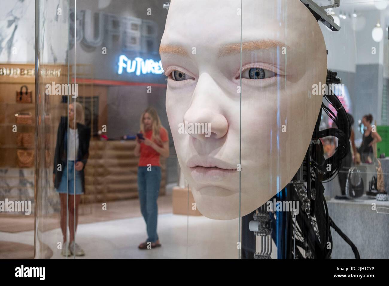 Londra, Regno Unito. 14 luglio 2022. 'The Giant', 2021, di Gentle Monster, un volto alto 9 piedi con movimenti ed espressioni iperrealistiche in anteprima di SUPERFUTURES, una nuova mostra a Selfridges, Oxford Street. 13 grandi opere d'arte immersive su larga scala in esposizione in tutto il negozio e le finestre presentano le visioni degli artisti contemporanei per il futuro. La mostra fa parte dell’iniziativa Selfridges chiamata “reinventing retail” e si svolge fino al 15 ottobre 2022. Credit: Stephen Chung / Alamy Live News Foto Stock Londra, Regno Unito. 14 luglio 2022. 'The Giant', 2021, di Gentle Monster, un volto alto 9 piedi con movimenti ed espressioni iperrealistiche in anteprima di SUPERFUTURES, una nuova mostra a Selfridges, Oxford Street. 13 grandi opere d'arte immersive su larga scala in esposizione in tutto il negozio e le finestre presentano le visioni degli artisti contemporanei per il futuro. La mostra fa parte dell’iniziativa Selfridges chiamata “reinventing retail” e si svolge fino al 15 ottobre 2022. Credit: Stephen Chung / Alamy Live News Foto Stock