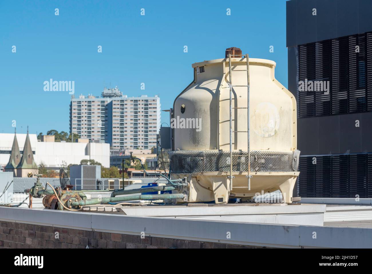 Una torre di raffreddamento HVAC con aria condizionata sul tetto di un edificio commerciale a Sydney, Australia Foto Stock