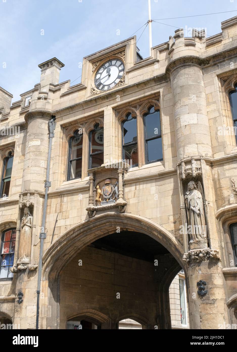 Lincoln, Lincolnshire, Regno Unito, giugno 16 2022 il 16th secolo Stonebow e Guildhall alla testa di Lincoln High St. Foto Stock Lincoln, Lincolnshire, Regno Unito, giugno 16 2022 il 16th secolo Stonebow e Guildhall alla testa di Lincoln High St. Foto Stock