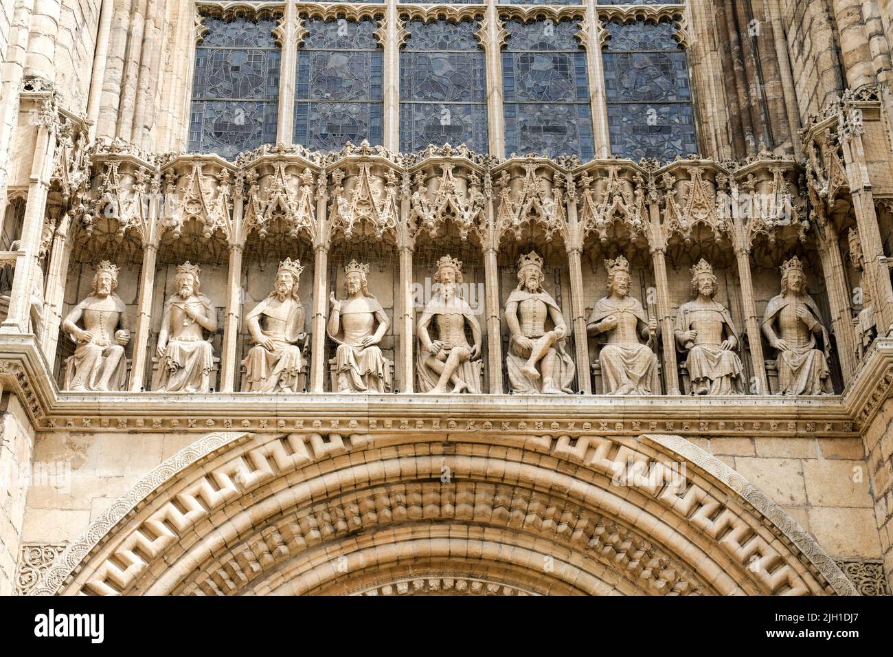Lincoln, Lincolnshire, Regno Unito, giugno 16 2022 un'imponente fila di Re scolpiti in pietra all'ingresso principale della Cattedrale di Lincoln. Foto Stock Lincoln, Lincolnshire, Regno Unito, giugno 16 2022 un'imponente fila di Re scolpiti in pietra all'ingresso principale della Cattedrale di Lincoln. Foto Stock
