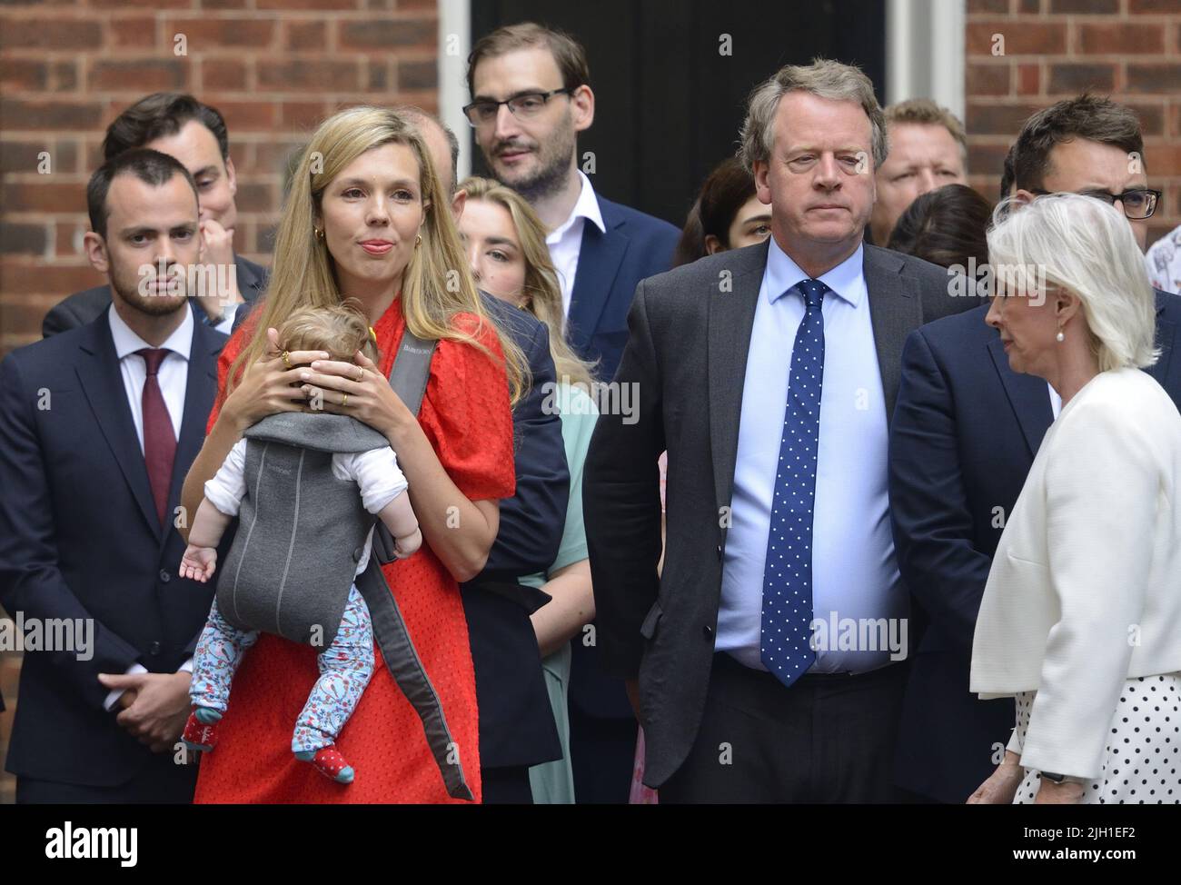 Carrie Johnson con la figlia Romy a Downing Street per ascoltare le dimissioni del primo ministro Boris Johnson, 7th luglio 2022. Anche Nadine Dorries Foto Stock
