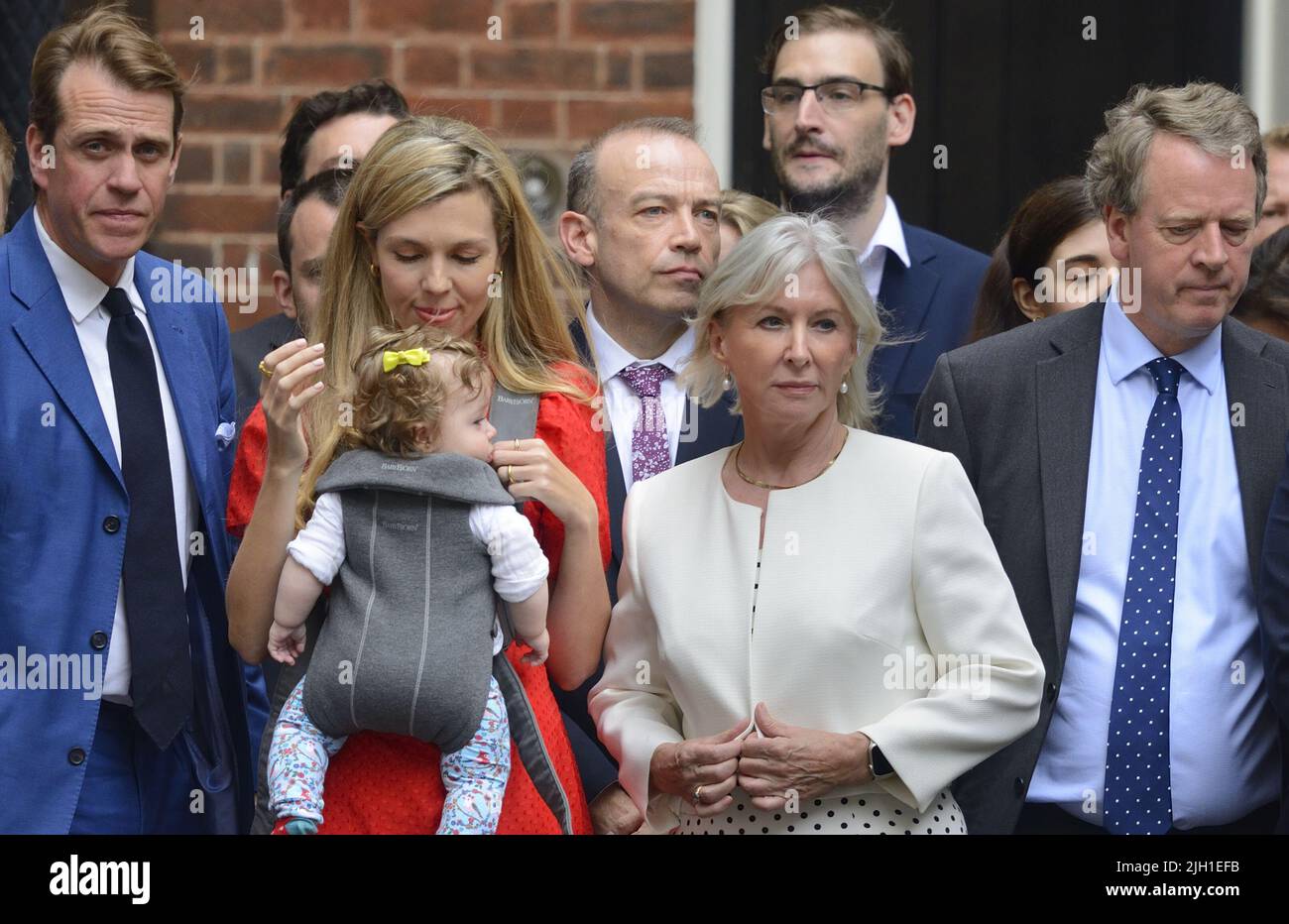 Carrie Johnson con la figlia Romy a Downing Street per ascoltare le dimissioni del primo ministro Boris Johnson, 7th luglio 2022. Anche Nadine Dorries Foto Stock