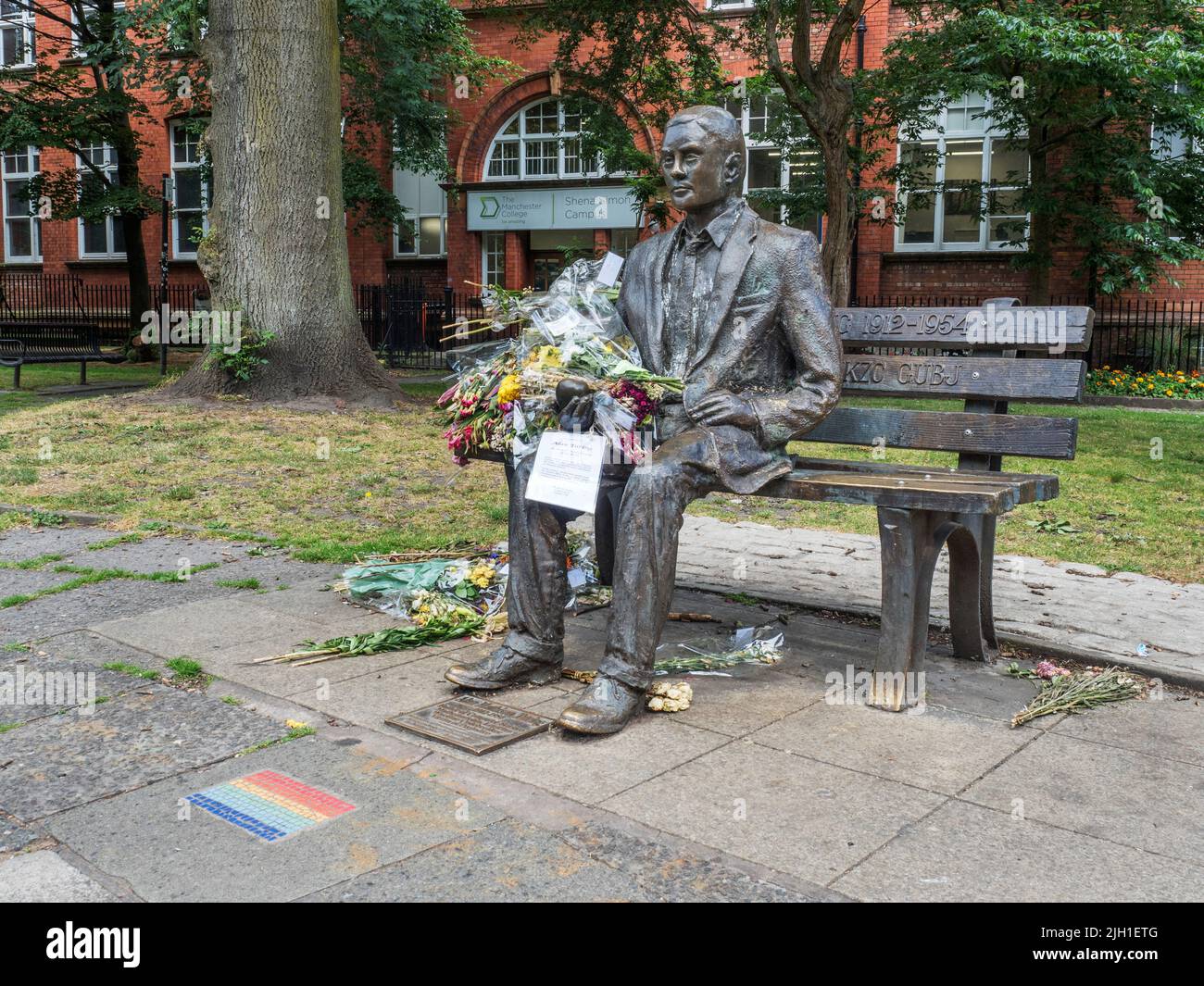 Alan Turing Memorial con fiori ha deposto per il 110th anniversario della sua nascita nel 2022 Sackville Garden Manchester Inghilterra Foto Stock